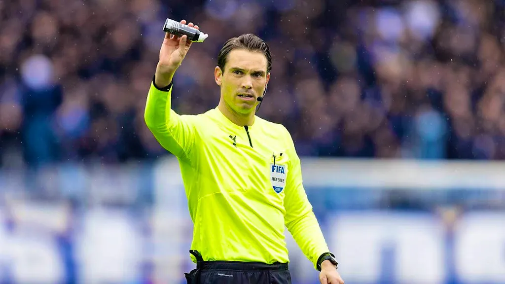 Swiss referee Schärer referees the Supercup between Real Madrid and ...
