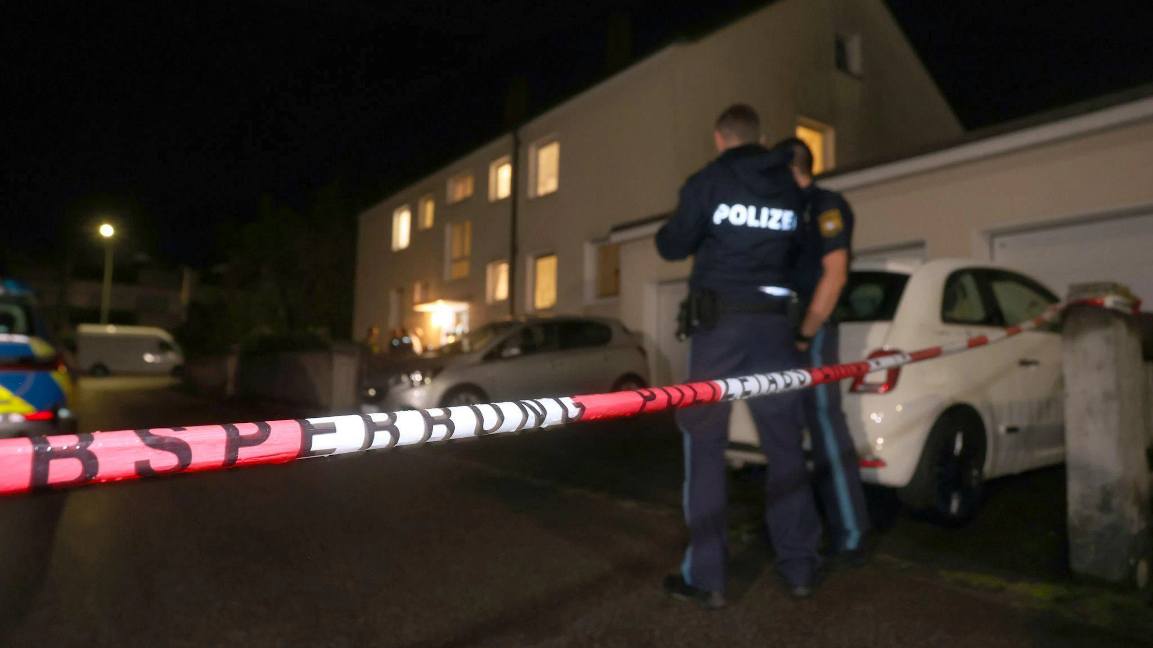 In einem Mehrfamiliemhaus in Langweid (Landkreis Augsburg) wurden vor einem Jahr drei Menschen erschossen. (Archivfoto)