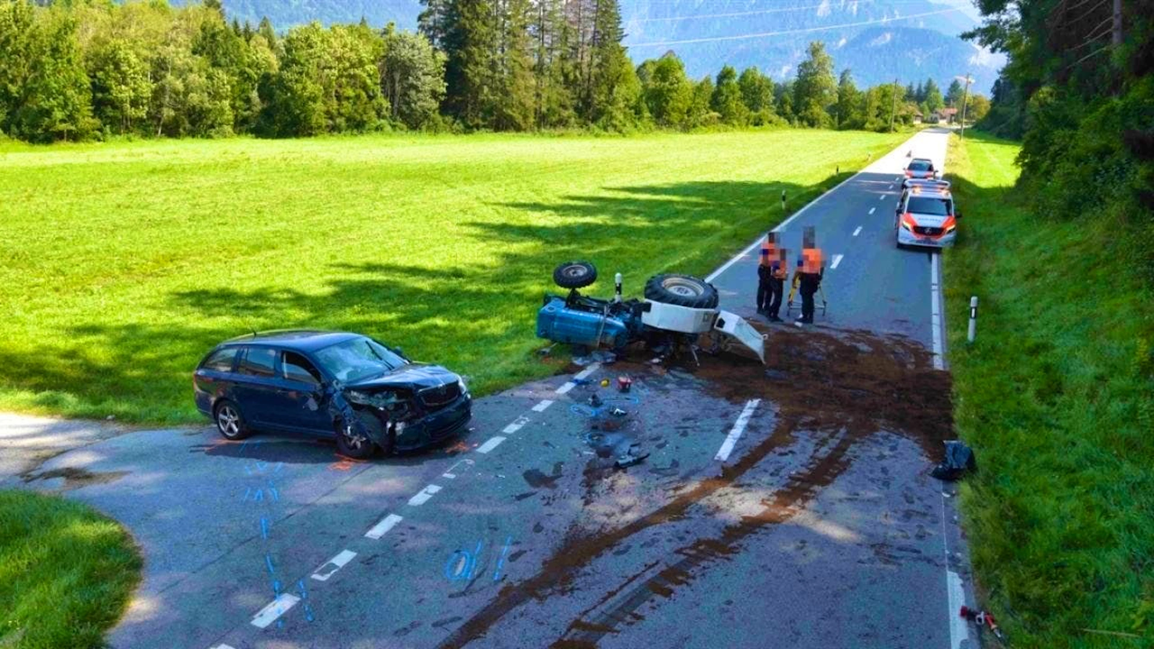 The cantonal road near Cazis GR was closed for three hours after the accident.