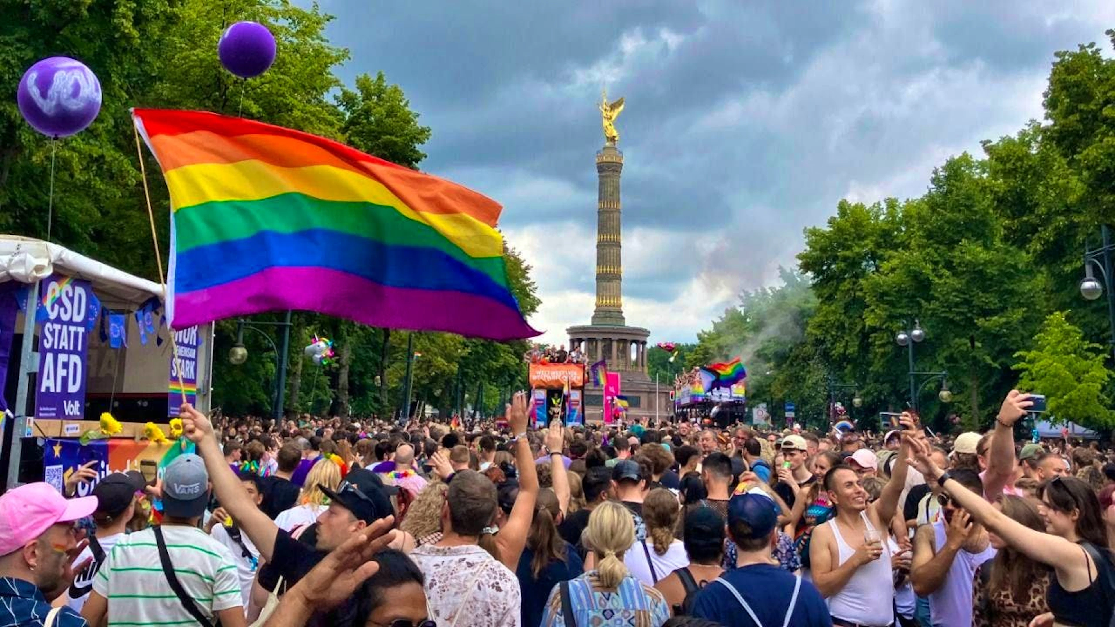 The motto of the Berlin CSD is "Only strong together - for democracy and diversity". Photo: Anna Ross/dpa