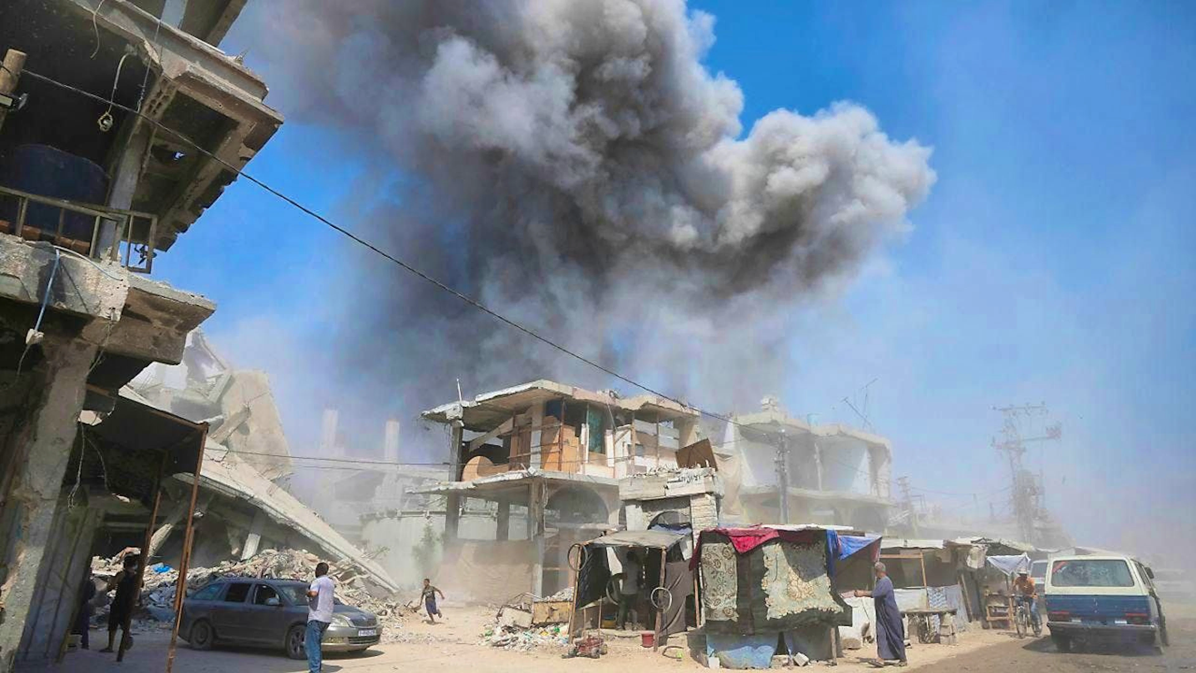 ARCHIVE - Smoke rises after Israeli bombardment in Chan Junis in the Gaza Strip. Photo: Abdel Kareem Hana/AP/dpa