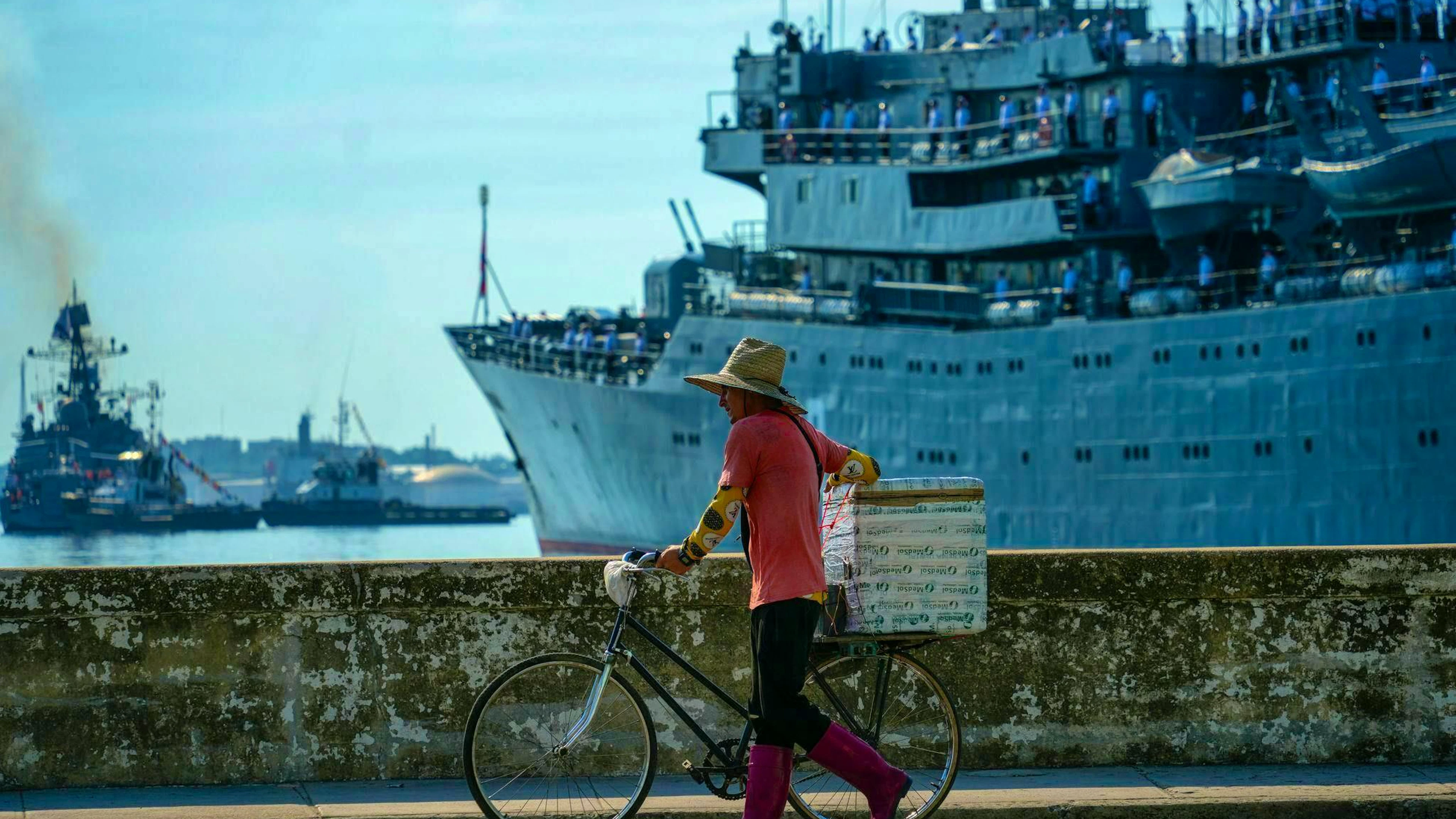 A Russian military ship arrives in the port of Havana.
