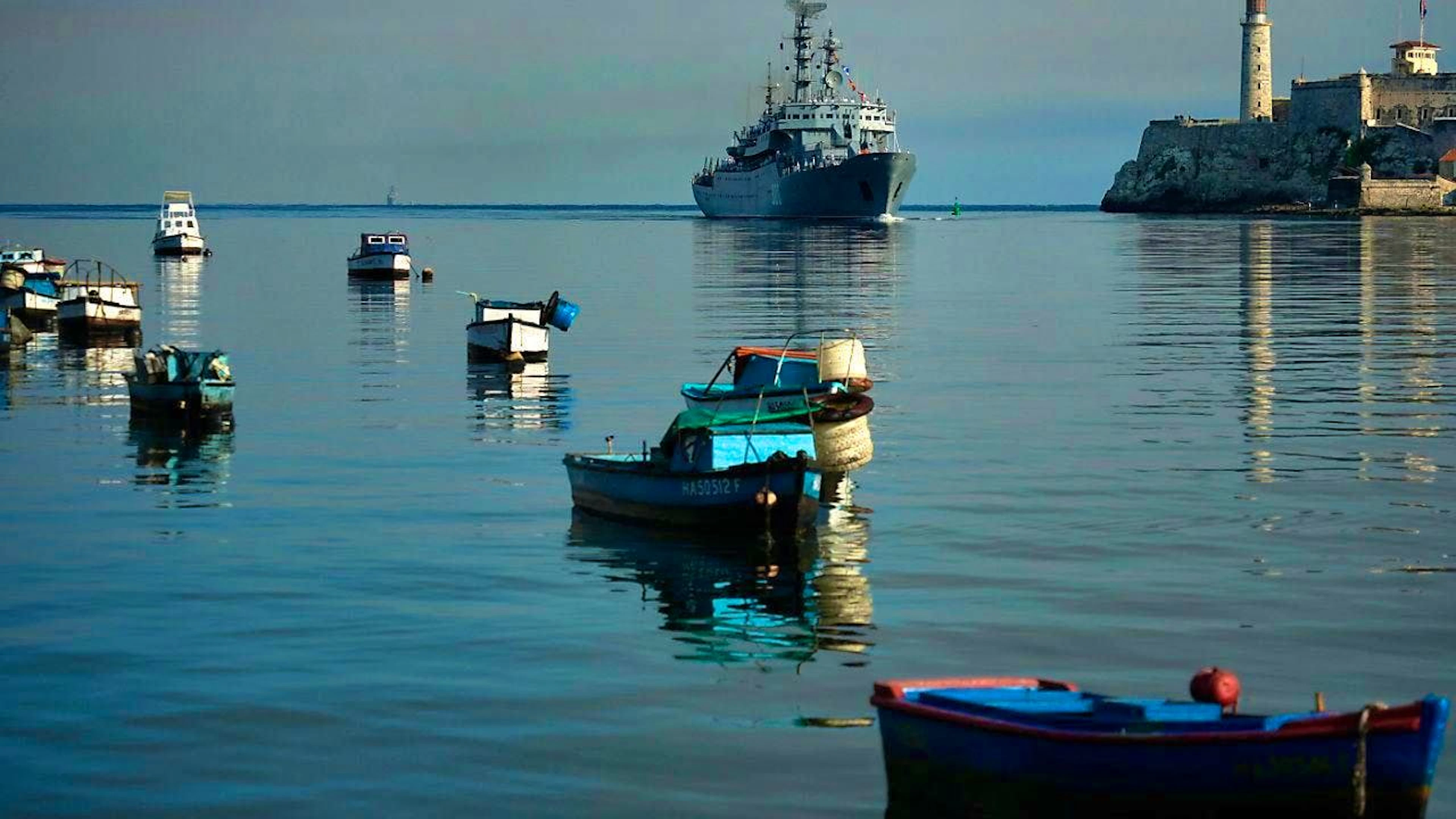 The Russian training ship "Smolny" arrives in Havana Bay. Photo: Ramon Espinosa/AP/dpa