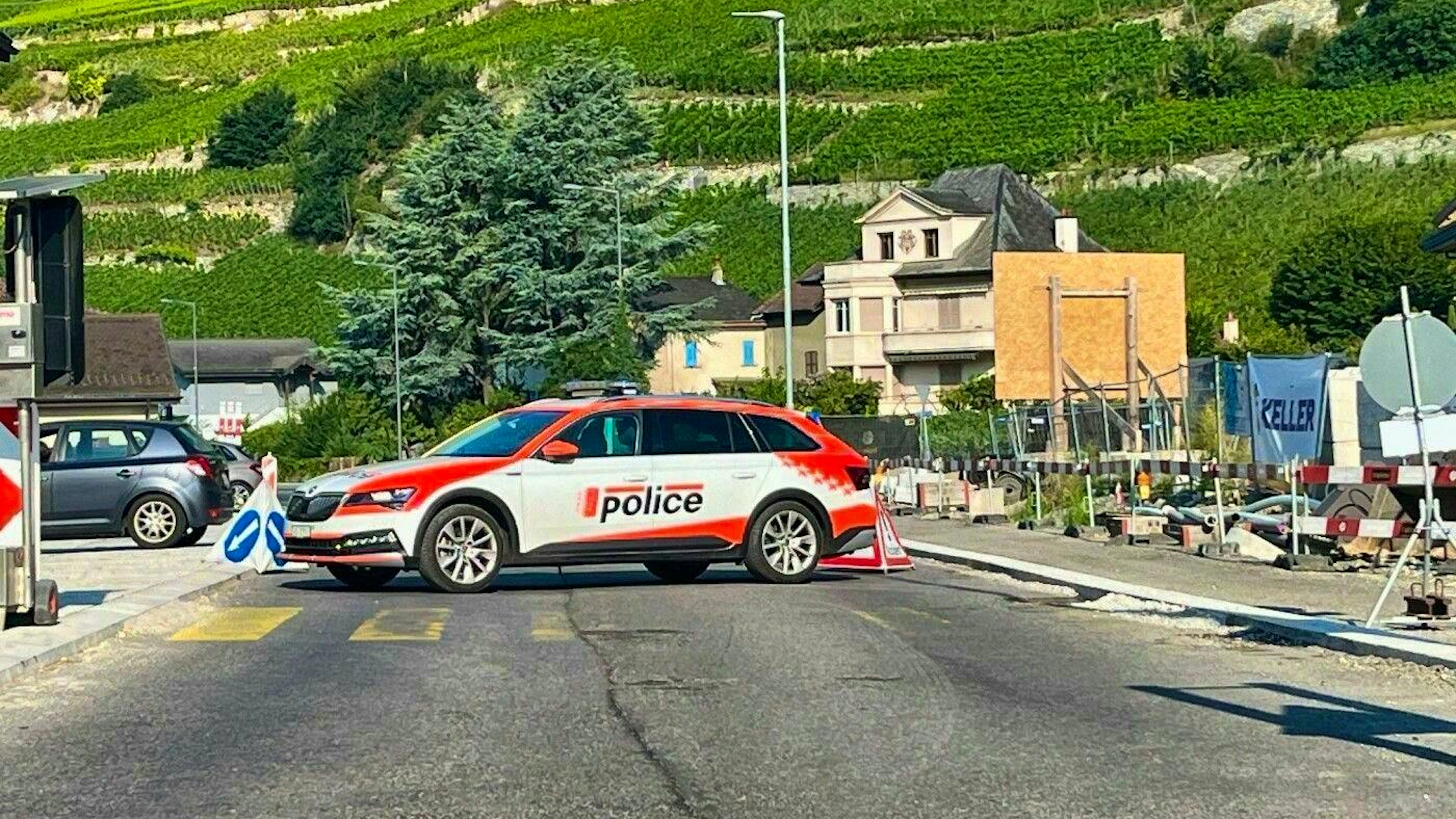 The road through the village was temporarily closed during the large-scale police operation in Vétroz VS.