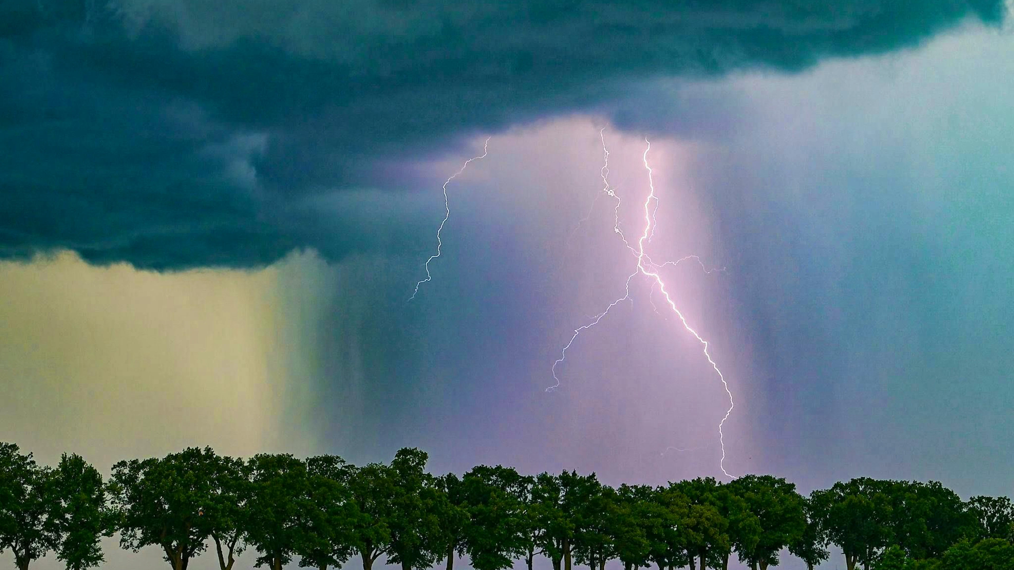 Storms rage over parts of Lower Saxony, a lightning strike hits a family - two children are critically injured. (symbolic picture)
