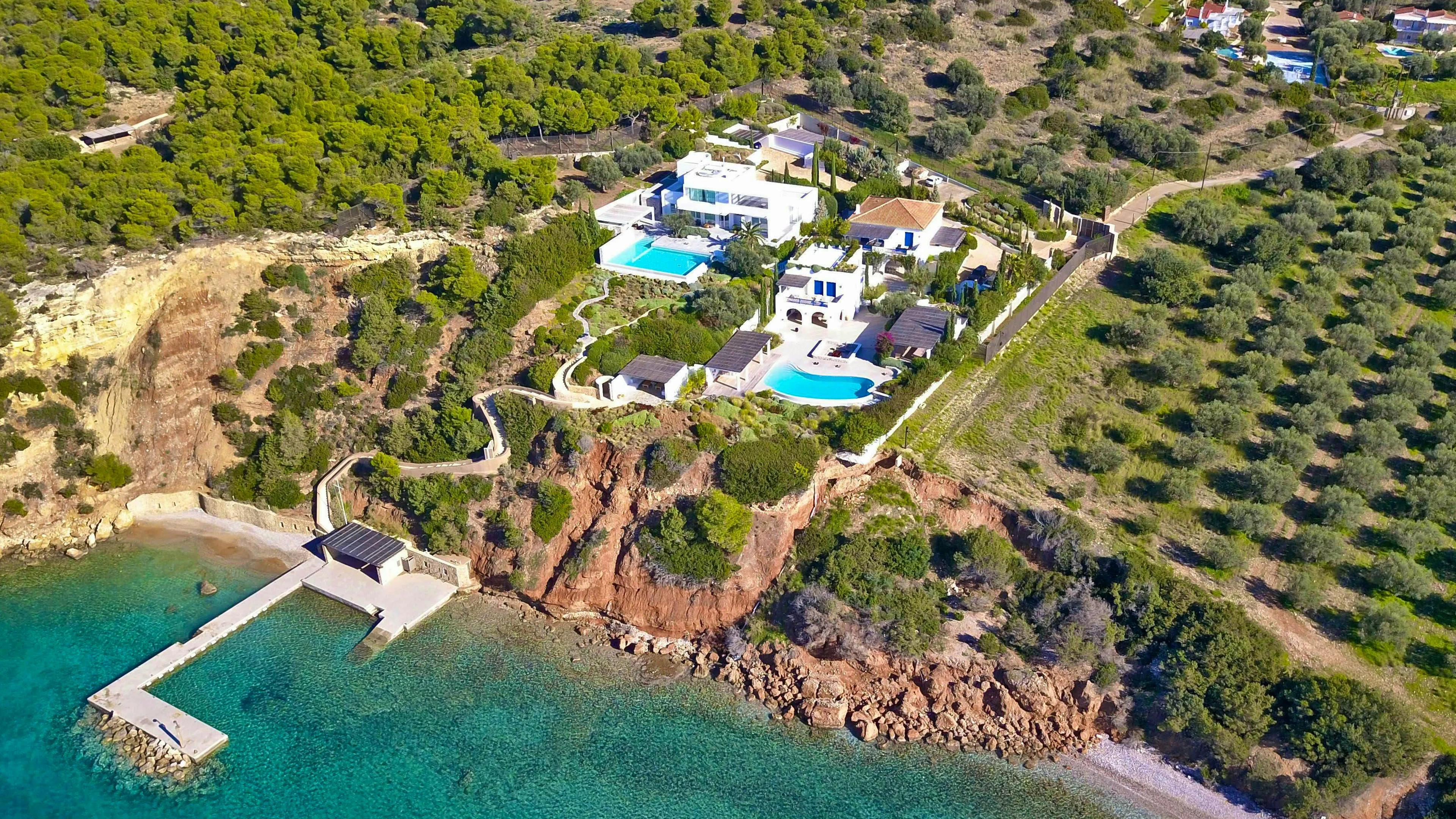 In 2012, King Willem-Alexander and his wife Queen Máxima bought this luxurious estate in Doroufi in the south of the Greek Peloponnese peninsula.