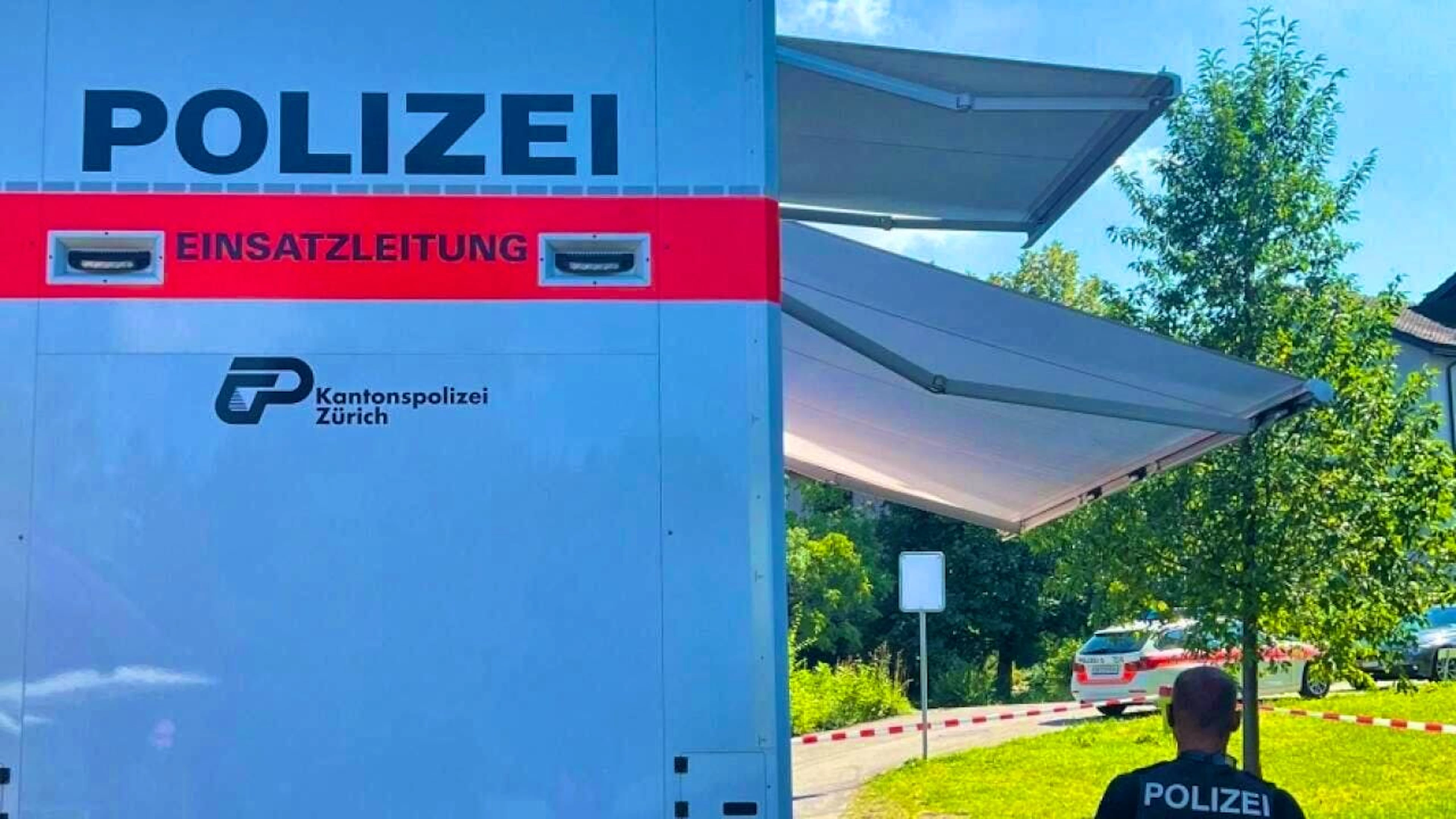 The Zurich cantonal police and other emergency services deployed a large contingent to Maur ZH on Monday afternoon.
