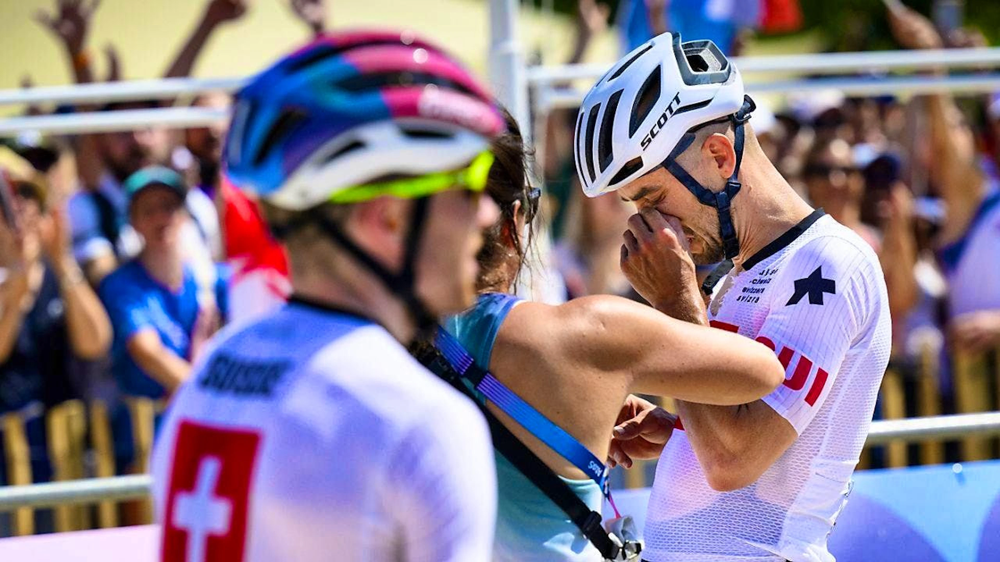 Nino Schurter (right) is overcome with emotion at the finish, Mathias Flückiger is satisfied with his performance