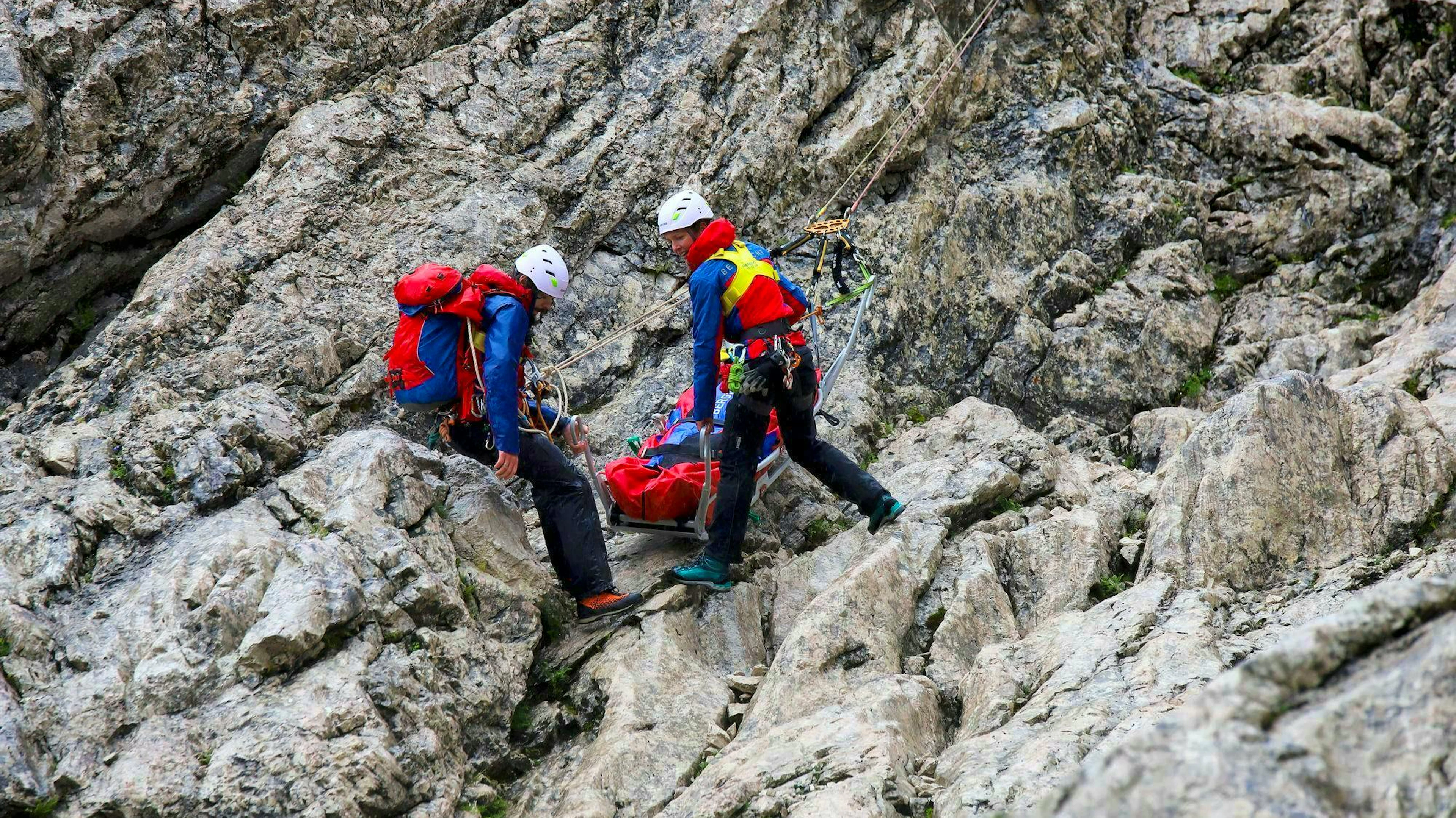 The mountain rescue service was able to rescue a hiker from a steep face in Bavaria at the last second. (archive photo)