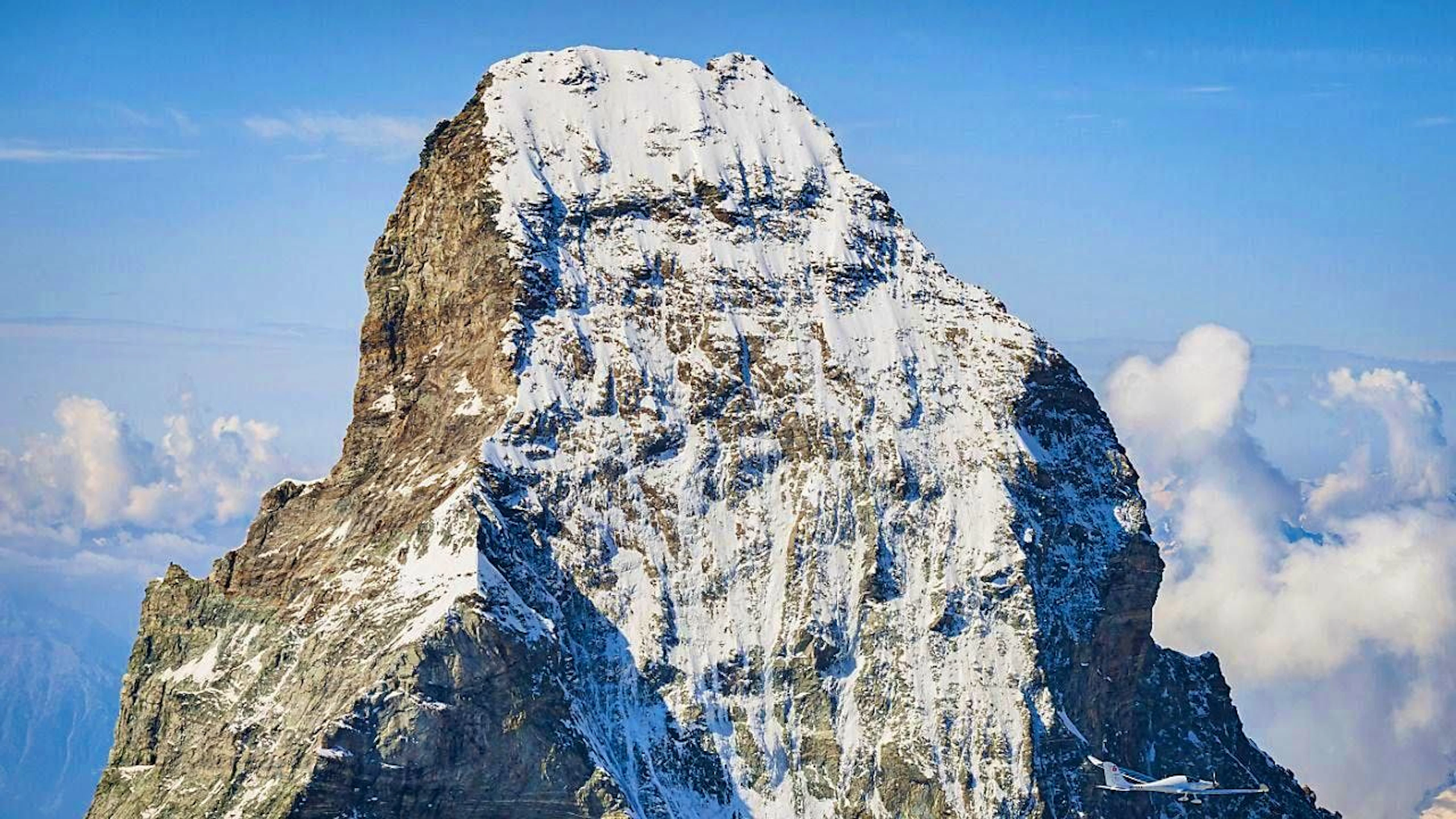 The summit of the Matterhorn with the Hörnligrat on the left side of the picture.