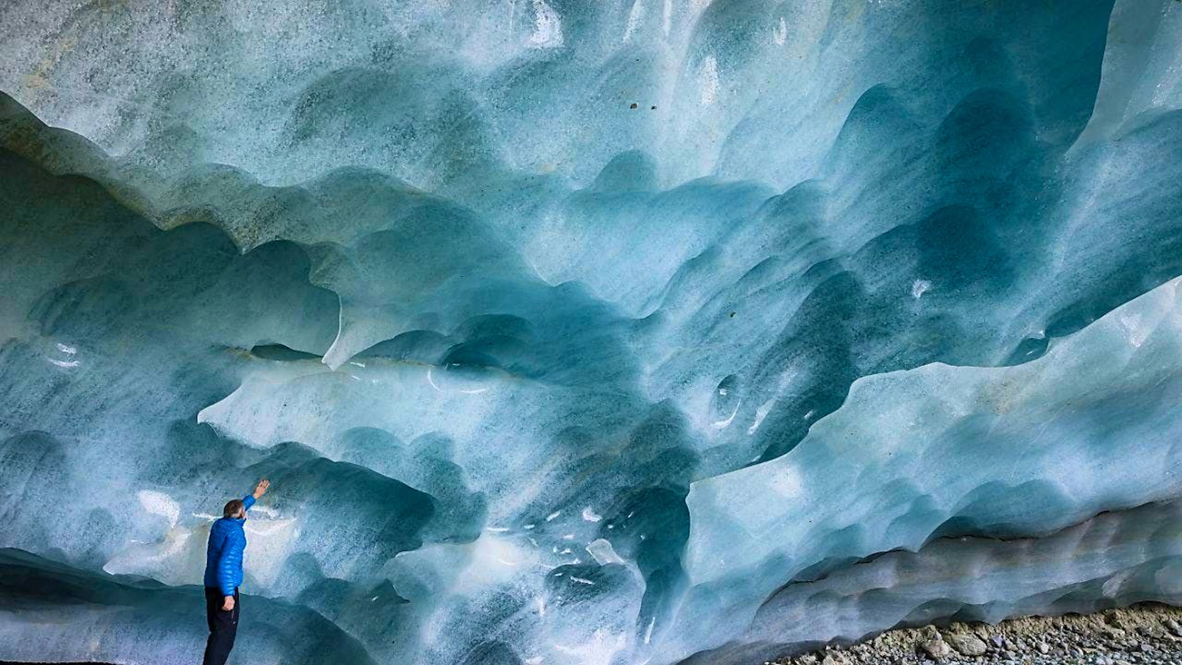 In contrast to glacier shrinkage, the loss of permafrost is not obvious at first glance: Ice cave on the Zinal Glacier VS. (Archivvild)