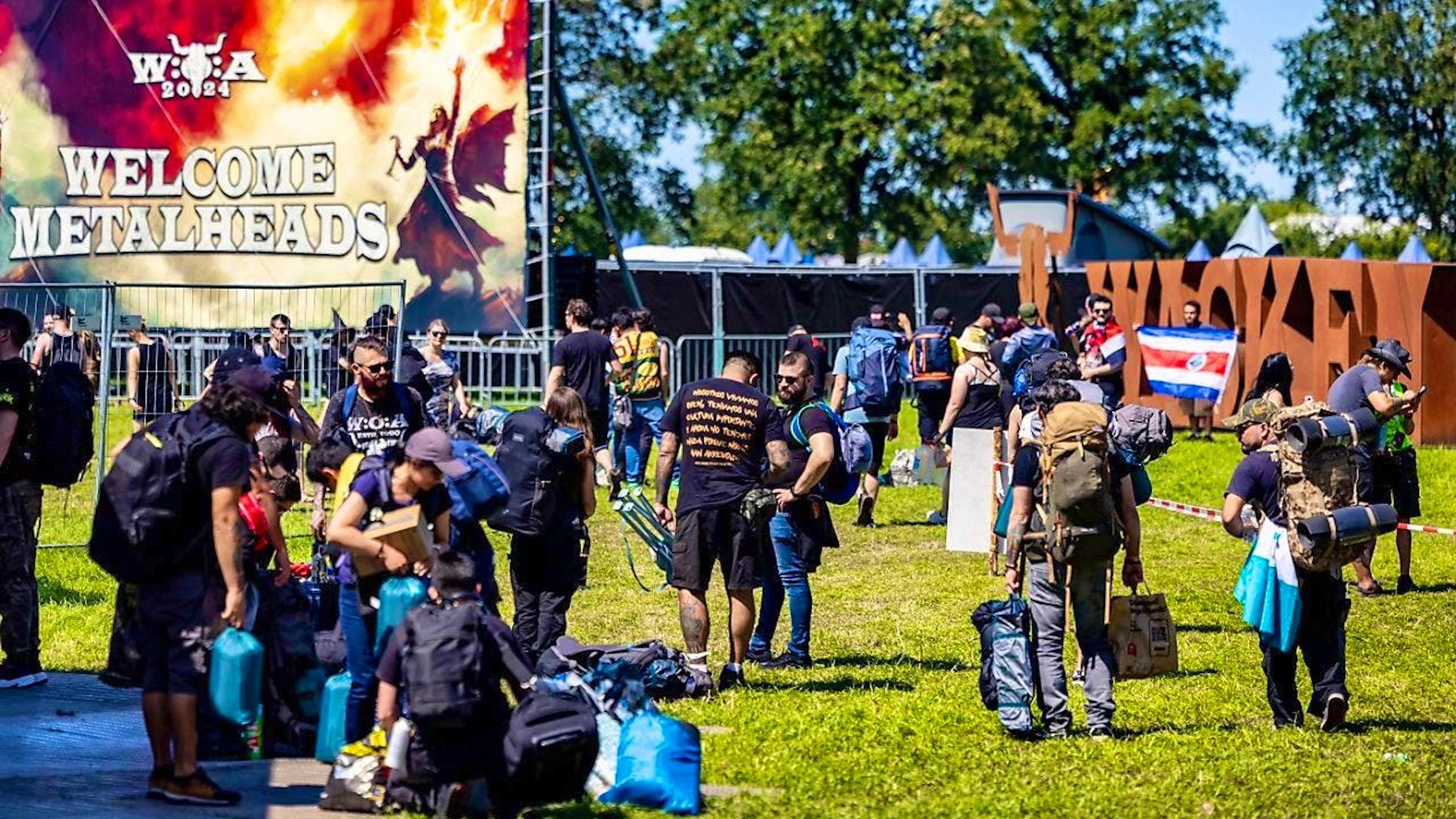Festival visitors are on their way to the entrances of the Wacken Open Air. Photo: Axel Heimken/dpa - ATTENTION: Use only in full format