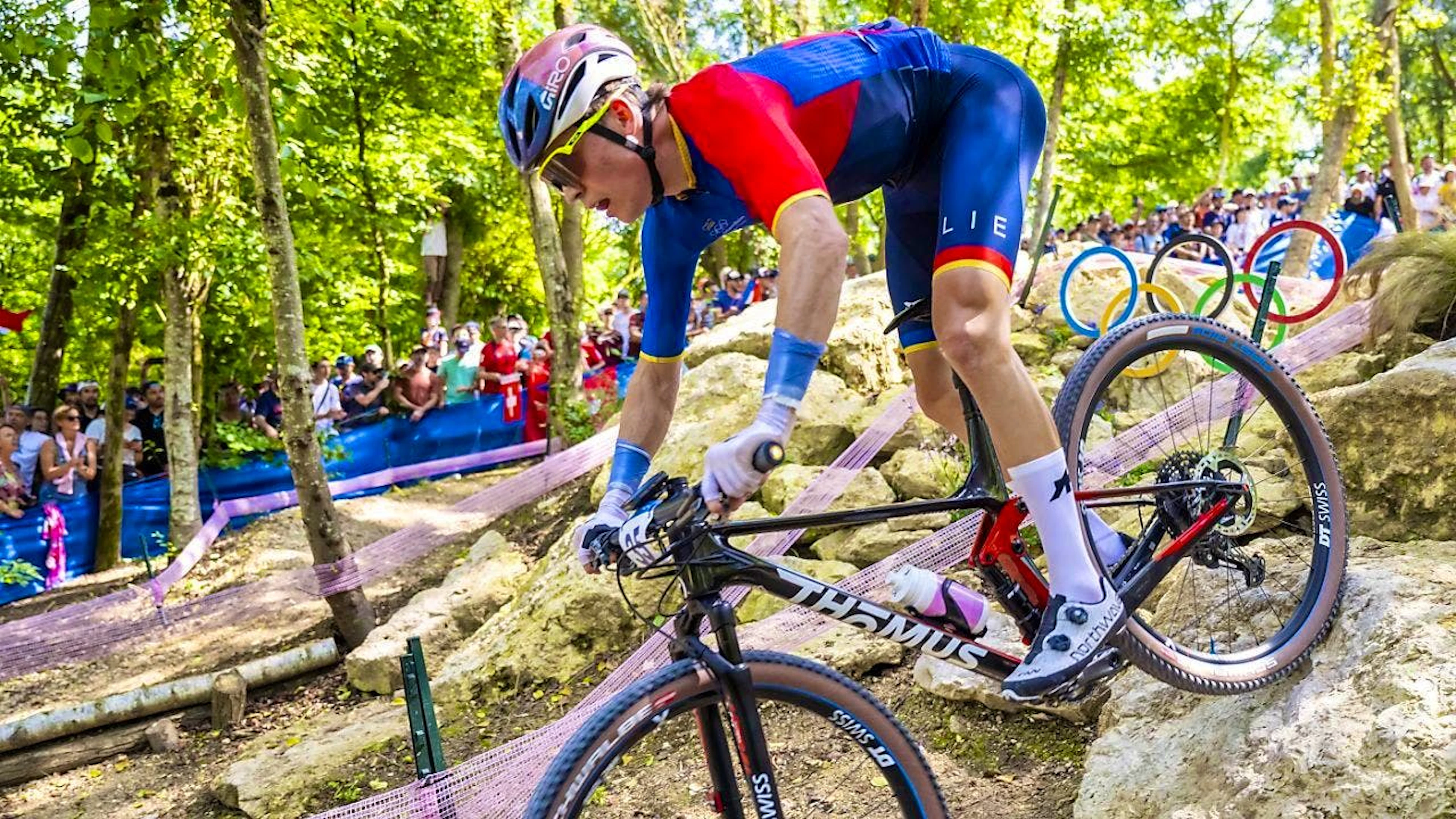 Romano Püntener on the hunt on his mountain bike. In the Olympic village, however, tennis star Andy Murray hunted down Liechtenstein's only participant. It was all about a pin.