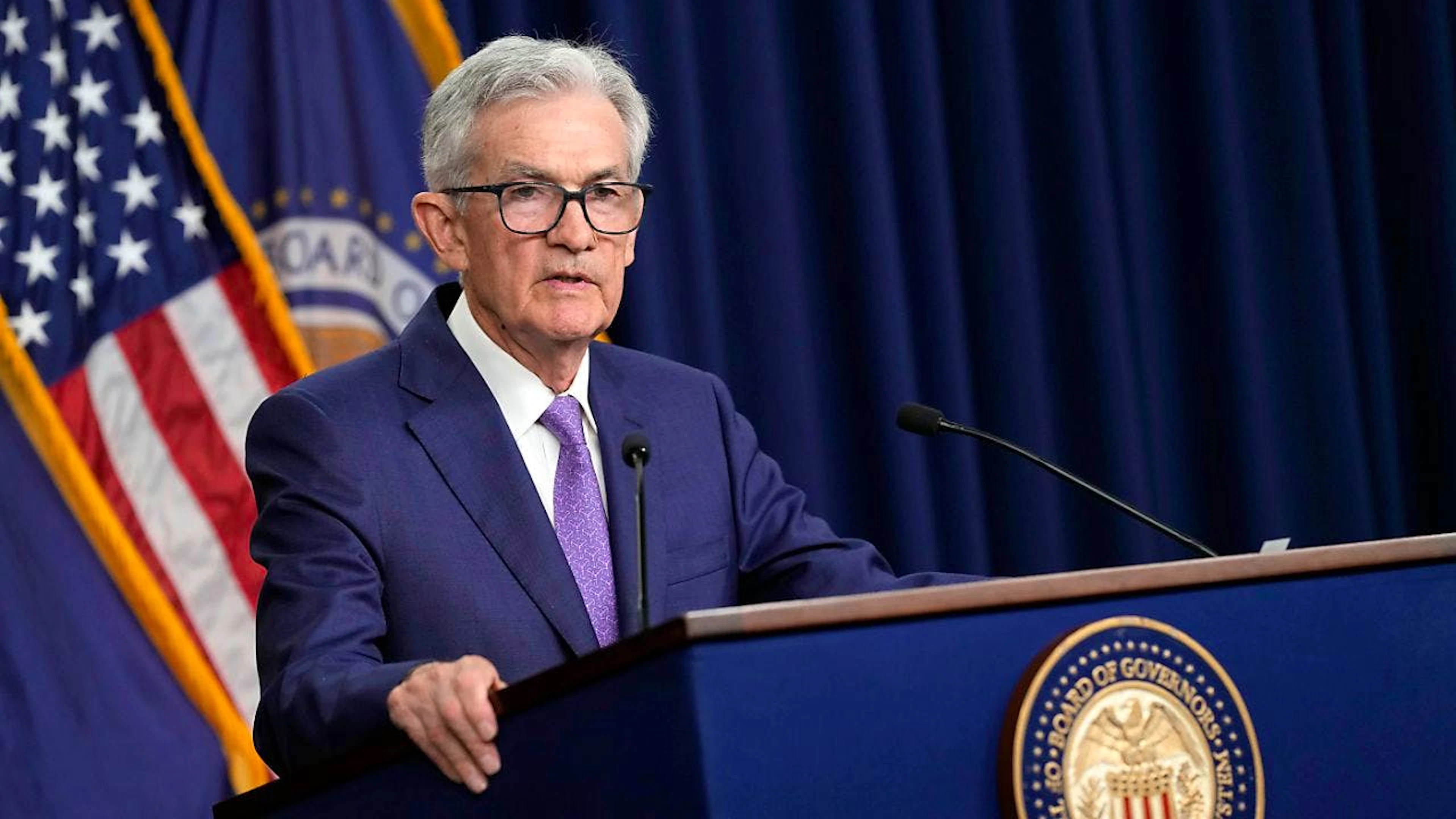 Die US-Notenbank Fed und ihr Chef Jerome Powell tastet die Leitzinsen nicht an. Noch warten die Geldhüter mit einer Zinssenkung zu. (Archivbild)