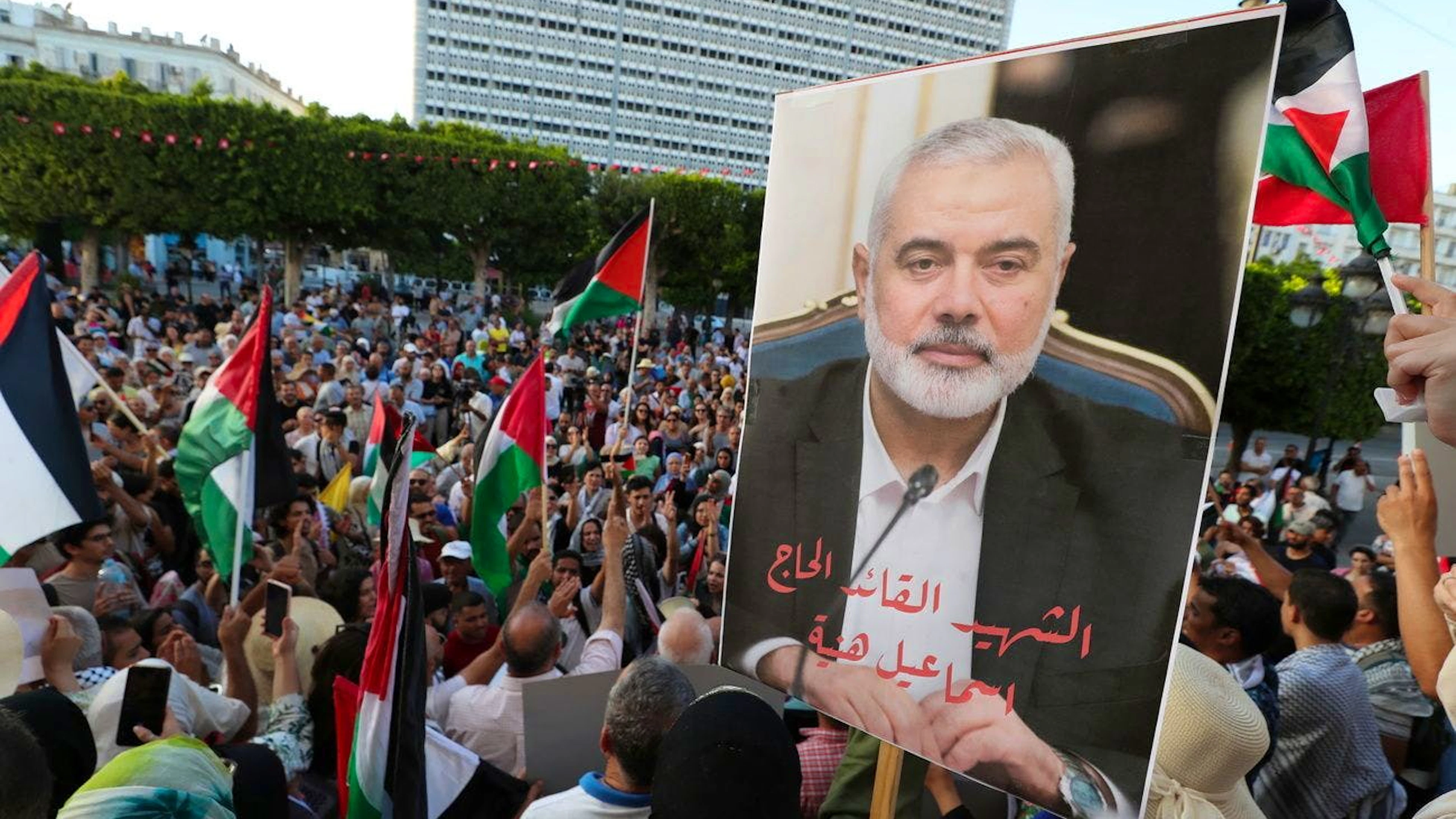 Manifestanti portano foto del leader di Hamas Ismail Haniyeh, ucciso in Iran, e bandiere palestinesi durante una protesta per condannare la sua uccisione, organizzata dalla Corrente Popolare, a Tunisi, Tunisia, il 31 luglio 2024. 