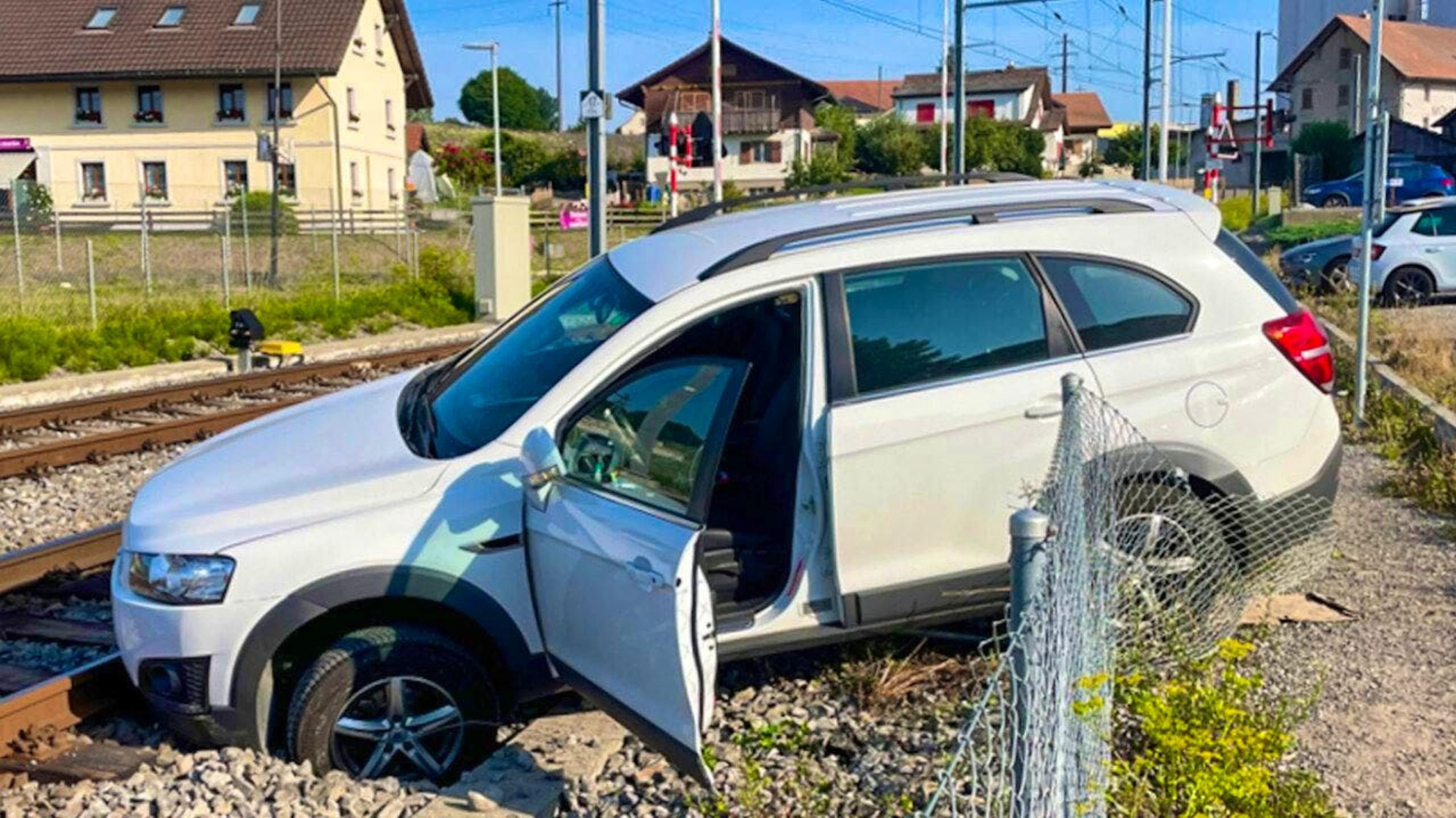 A motorist drove his car onto the railroad tracks while parking at Courtepin train station on Wednesday morning.