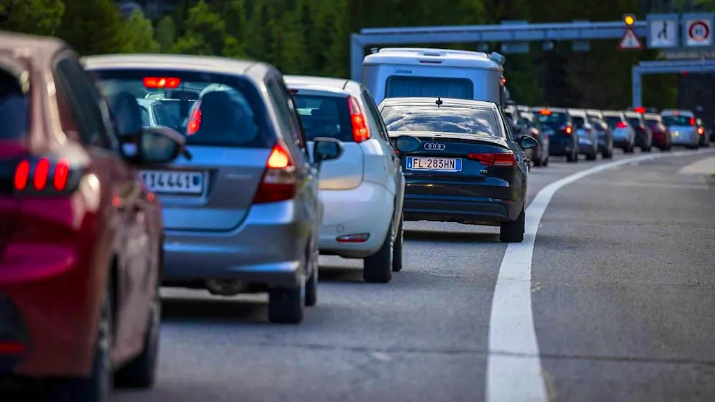 Cars jammed for ten kilometers in front of the Gotthard south portal