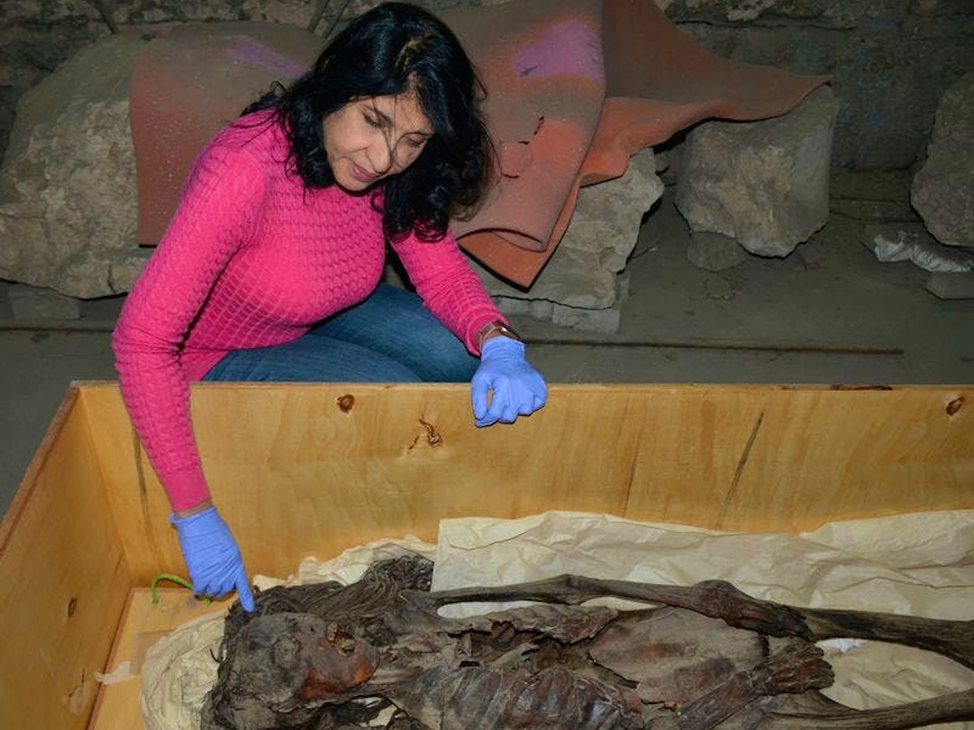 Die ägyptische Forscherin Sahar Saleem stellte bei der Analyse der Bilder fest, dass die 1,54 Meter grosse Frau im Alter von 48 Jahren starb.