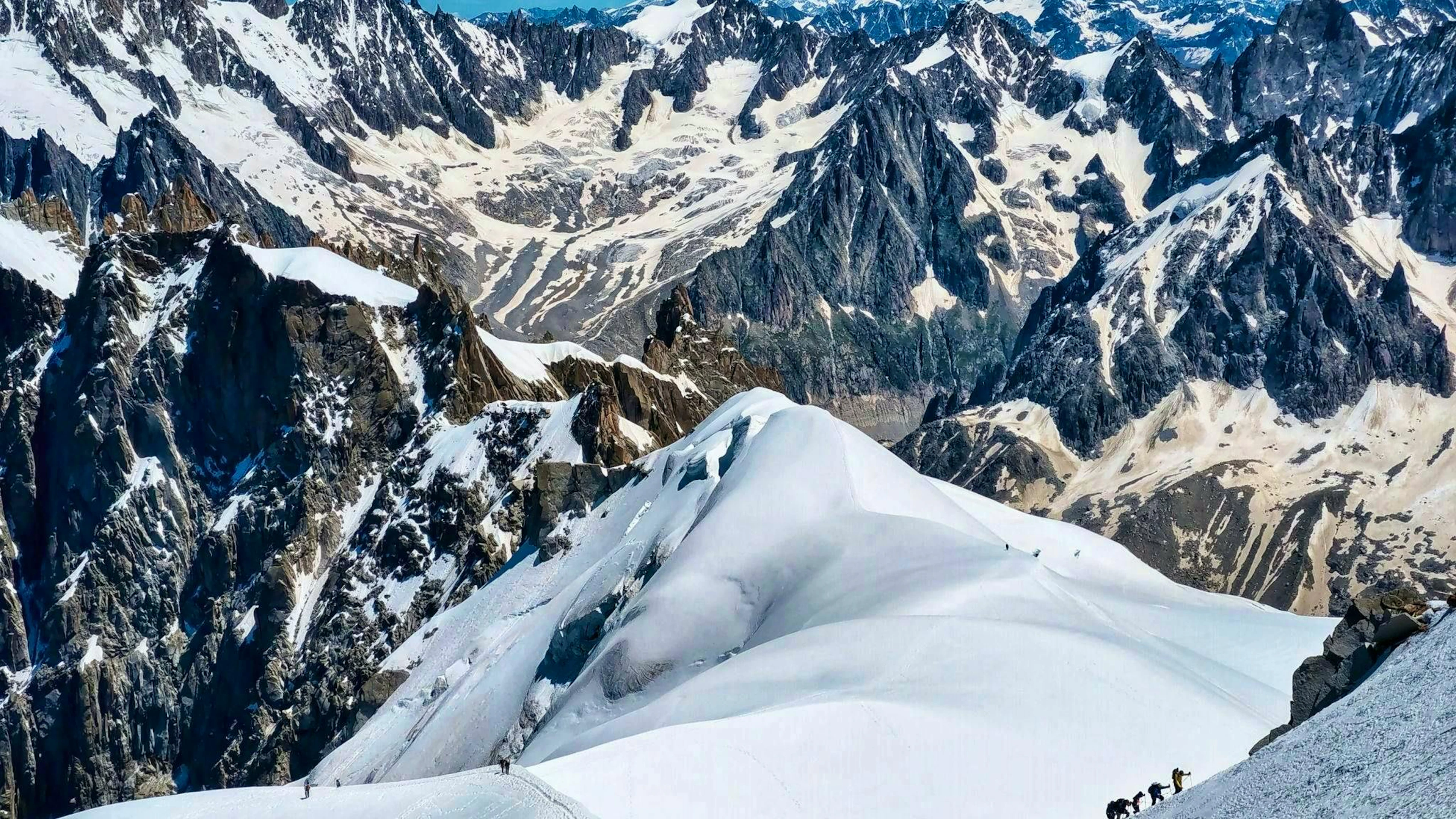 An avalanche has occurred on Mont Blanc.