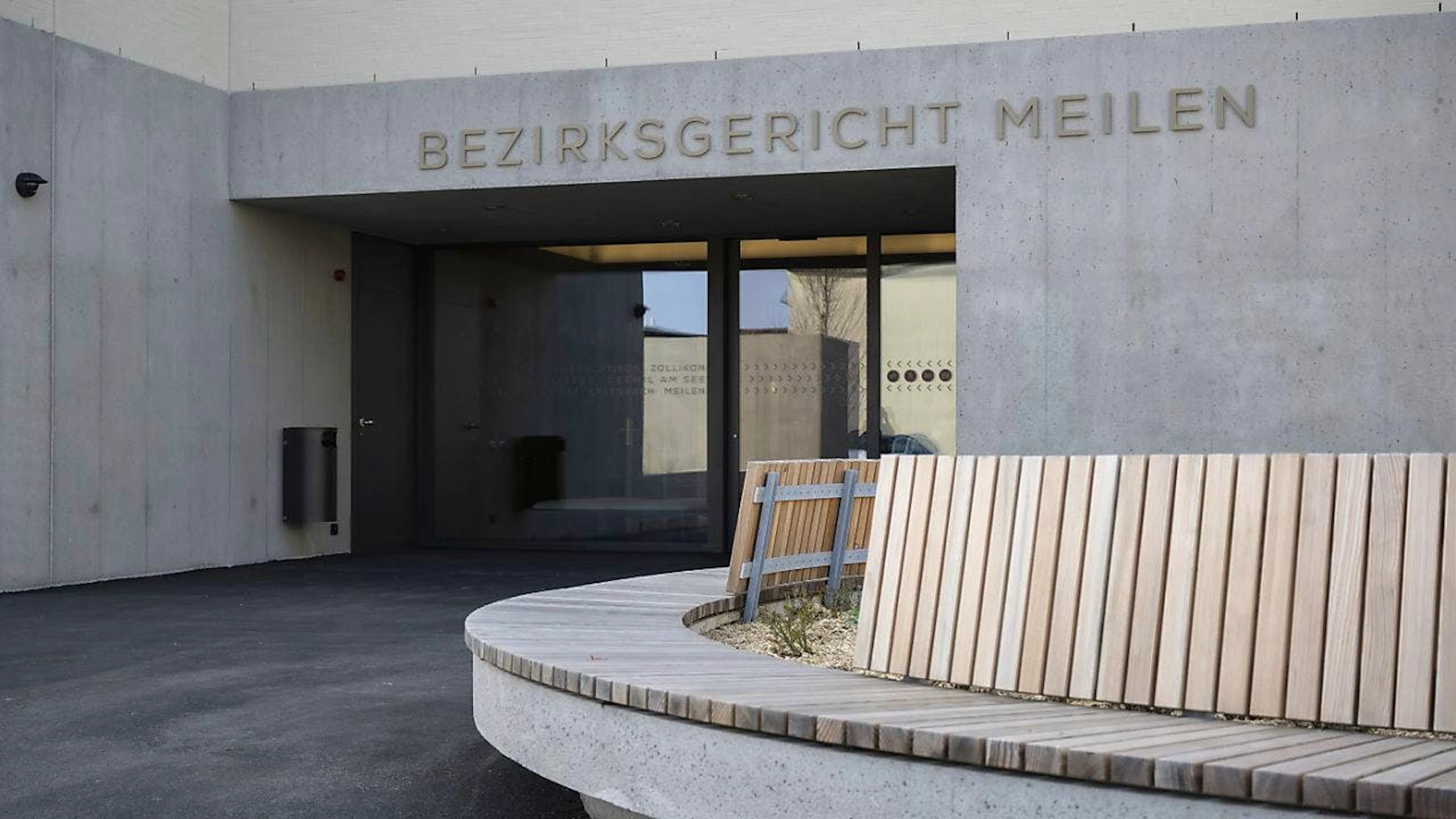 Eine Frau aus dem Kanton Zürich vergass eine Kerze in ihrer Wohnung auszumachen. Ein Brand musste später gelöscht werden.
