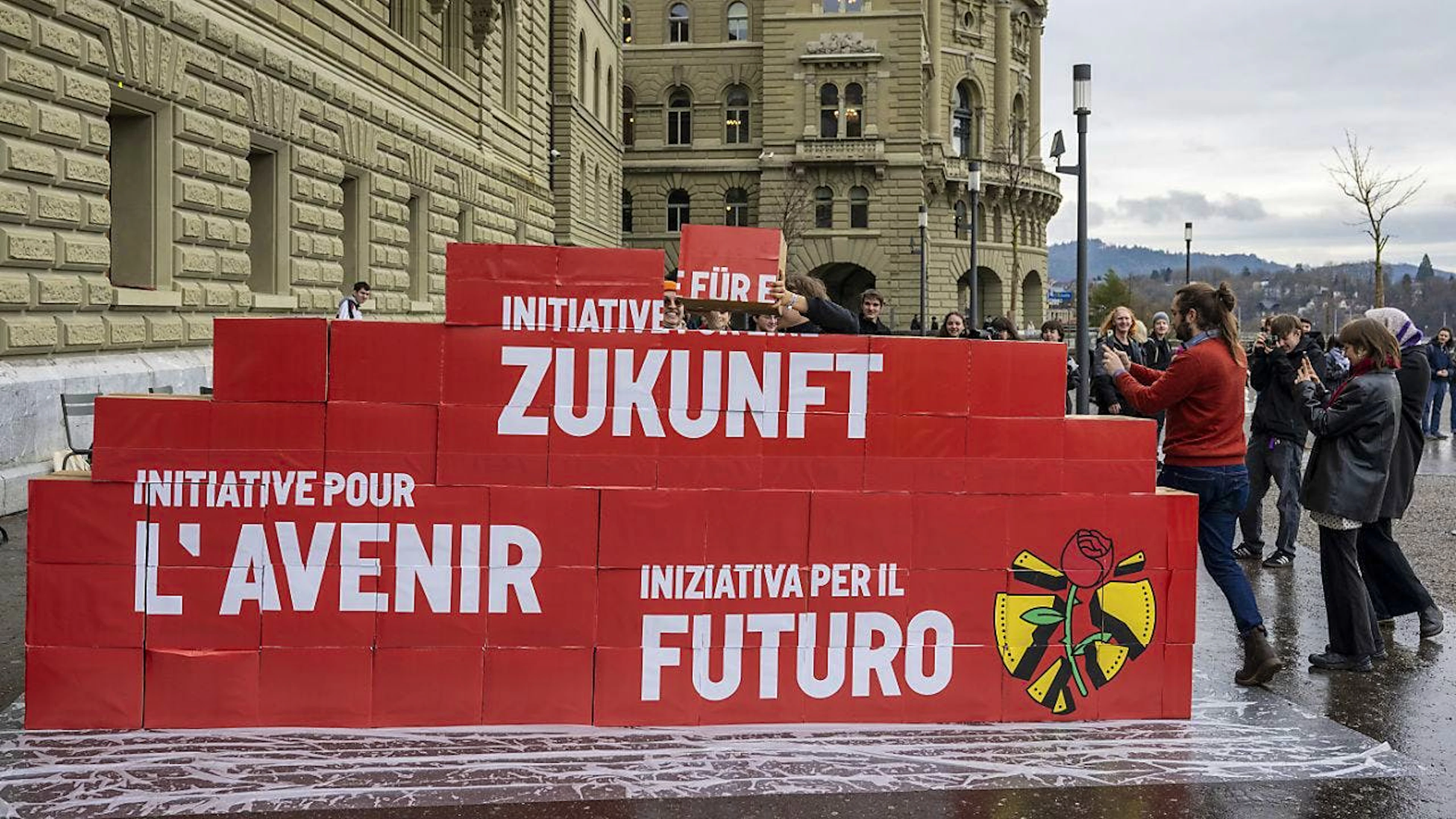 Membri della GISO al momento del deposito dell'iniziativa lo scorso mese di febbraio.