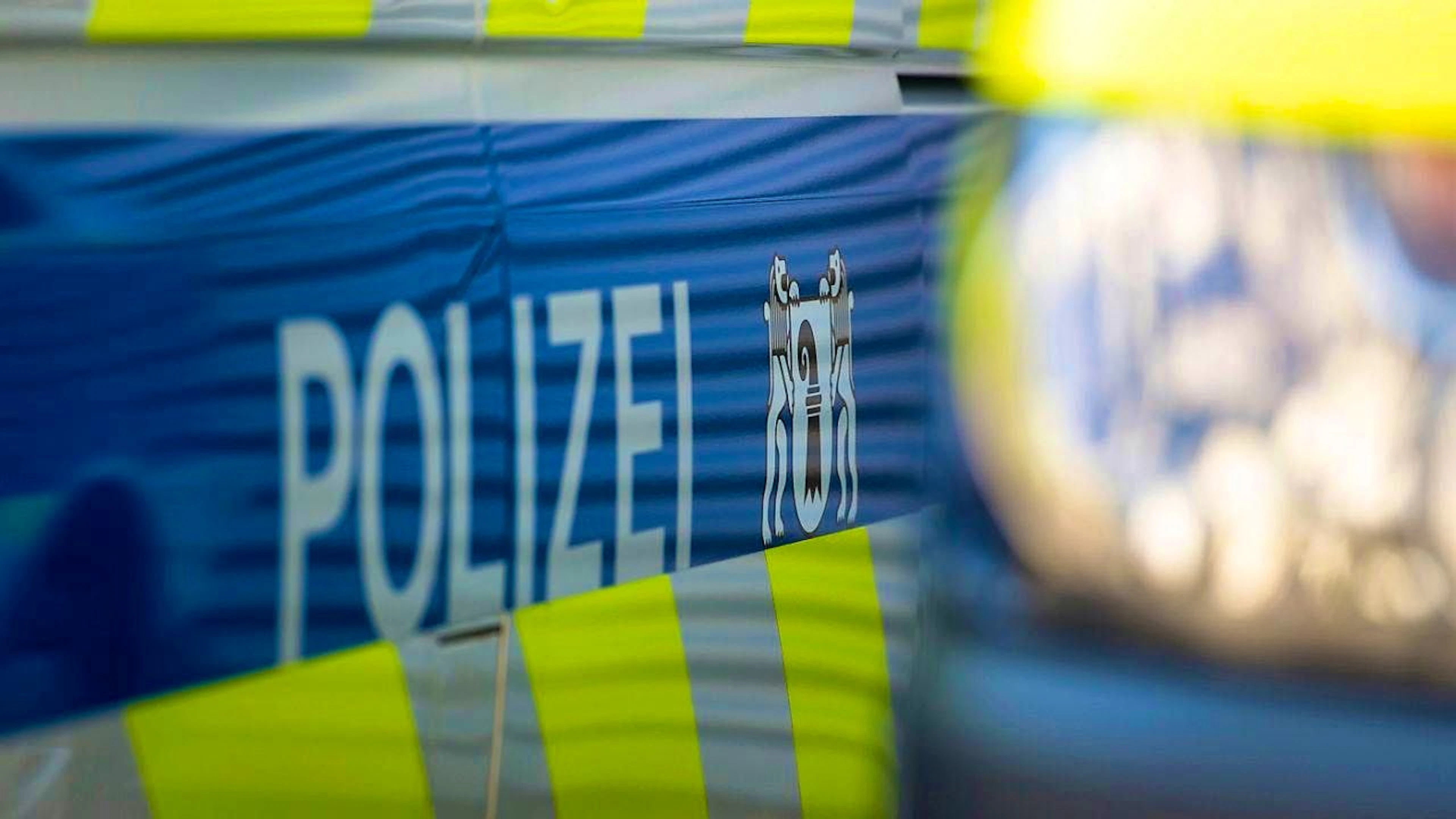 A man shot at two people outside a restaurant in the city of Basel on Saturday night. (symbolic image)