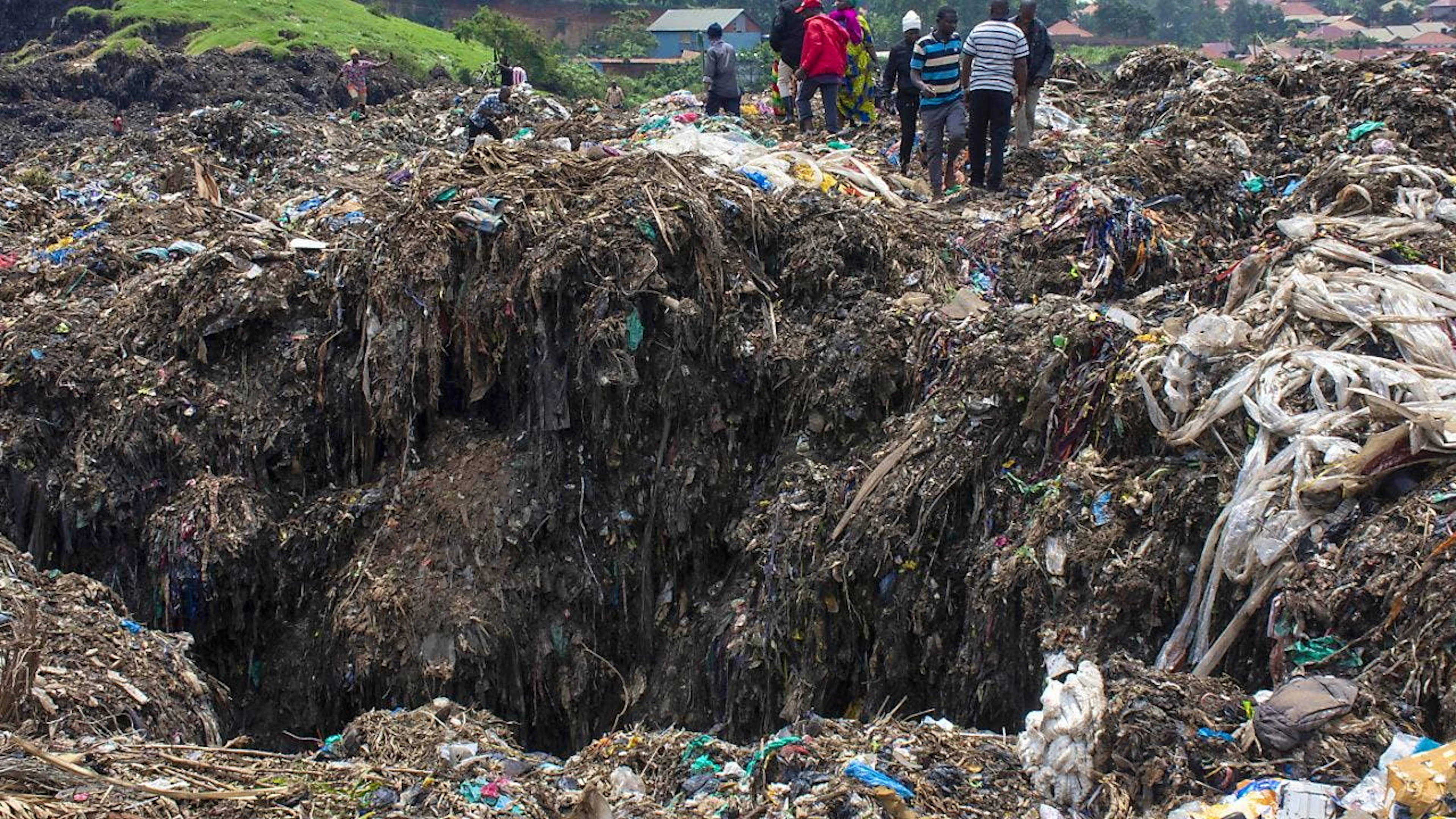 Des maisons, des personnes et des animaux d'élevage ont été engloutis sous des montagnes de déchets à la suite de l'éboulement.