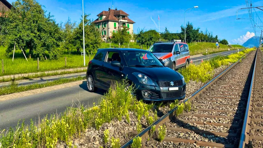 Drunk driver gets stuck on railroad track in Hochdorf LU