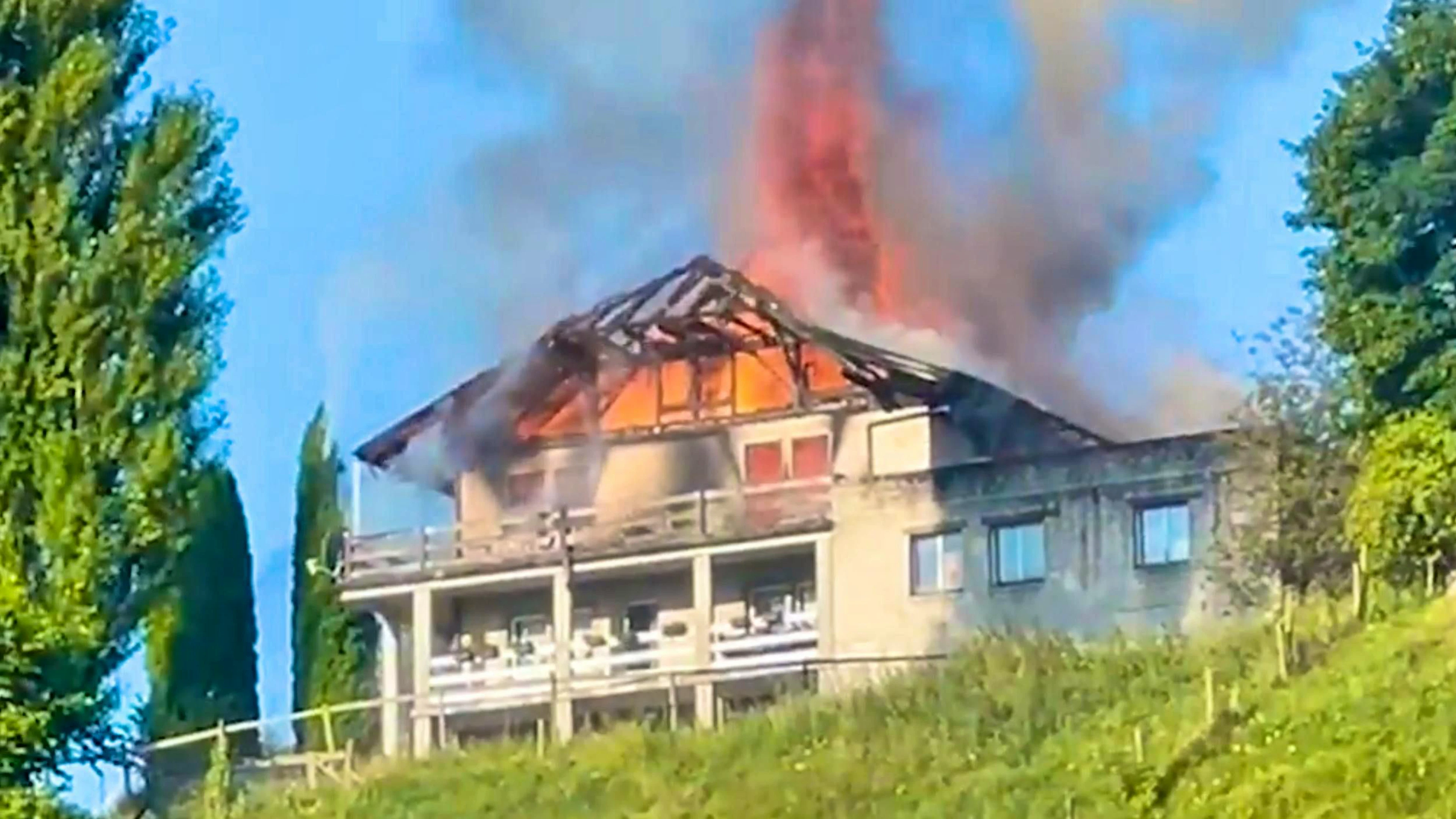 A senior citizen died in the fire at this home in Strengelbach AG in August 2024. Now her roommate has been charged.