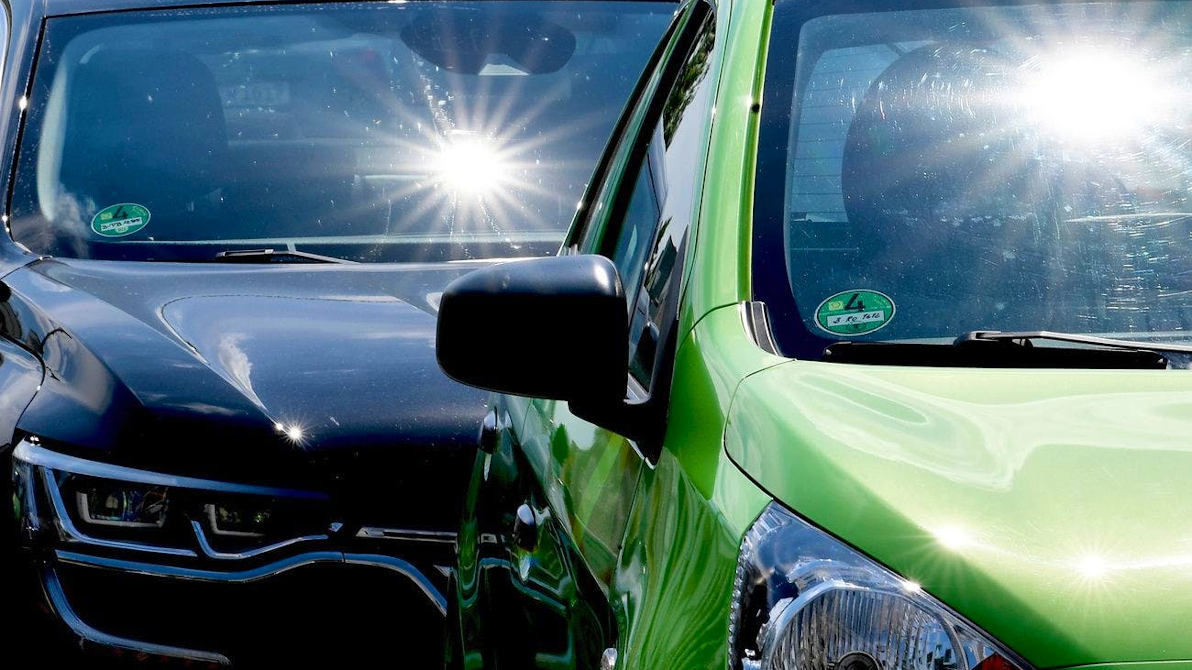 Die grelle Sonne kann beim Autofahren schnell zu Fehlern führen.