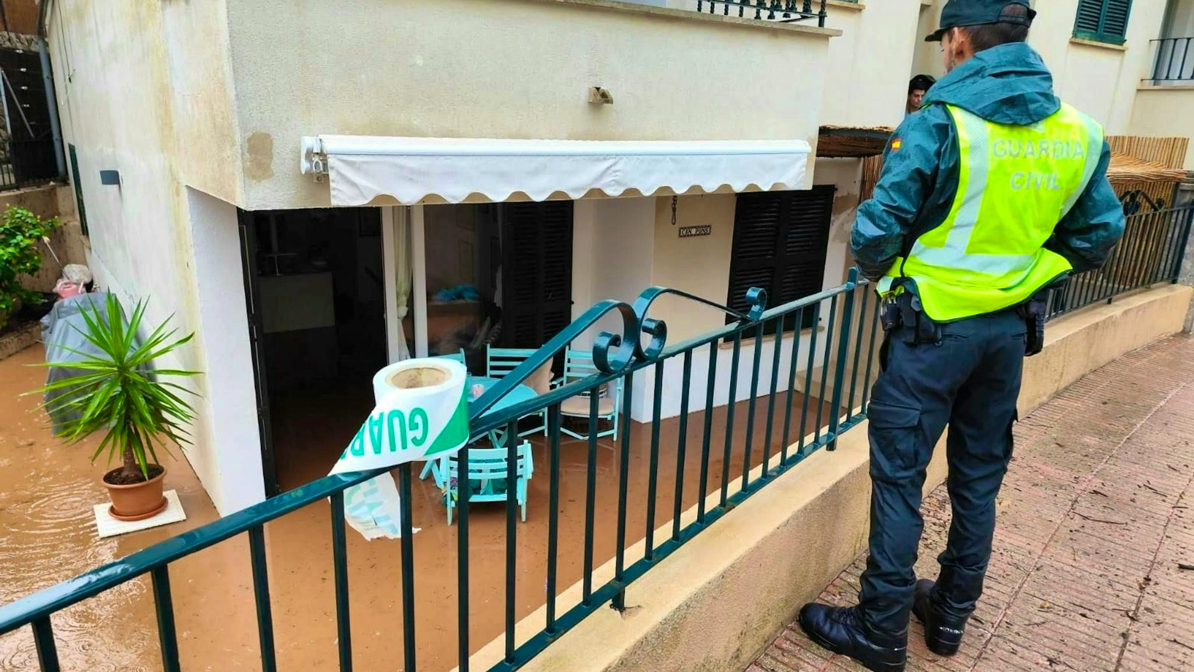 A Port de Sóller, la polizia ha dovuto salvare dieci persone dalle loro case perché l'acqua era già profonda fino al ginocchio nell'appartamento e la porta non poteva più essere aperta.