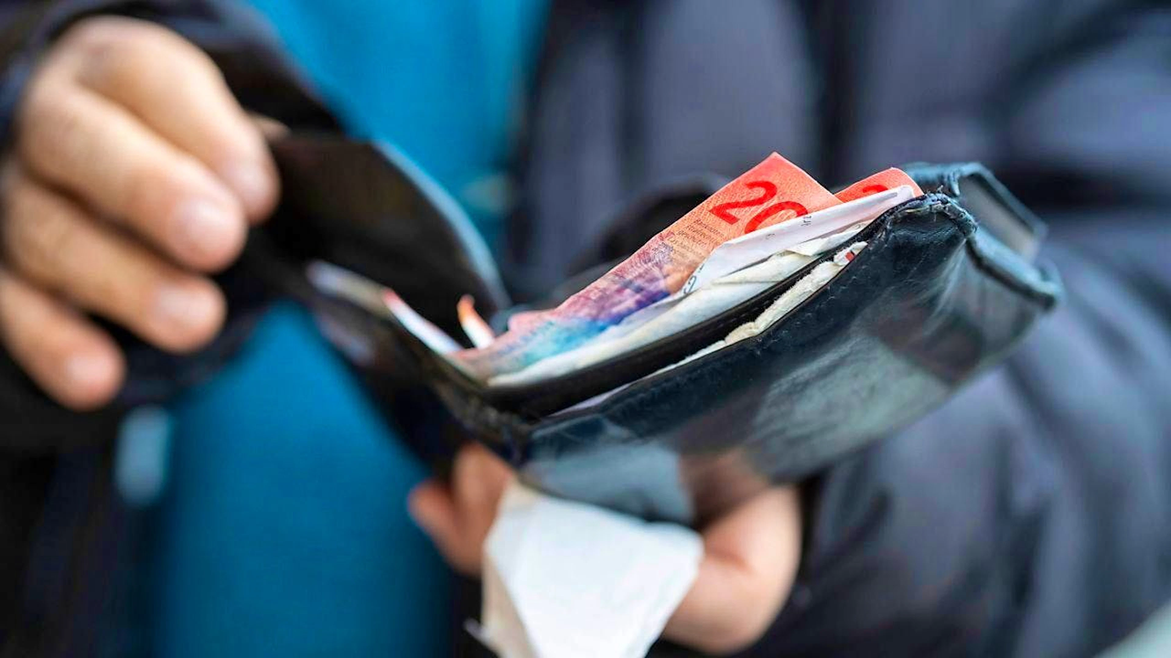 The median salary in Switzerland has risen to CHF 7024 gross per month.