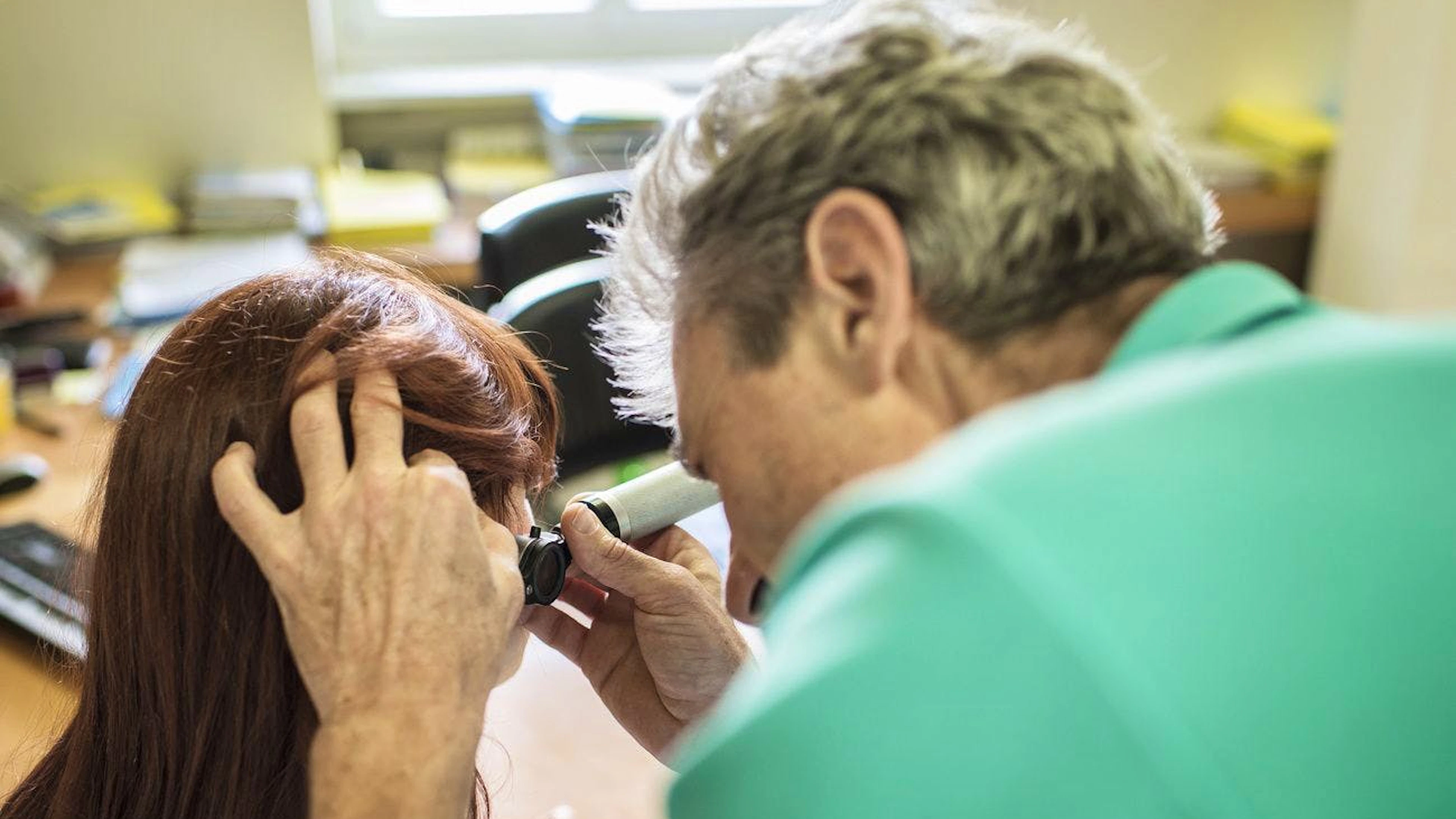 Menschen mit einem Hörverlust haben ein höheres Risiko, an Demenz oder Alzheimer zu erkranken, wie Menschen mit normalem Hörvermögen.