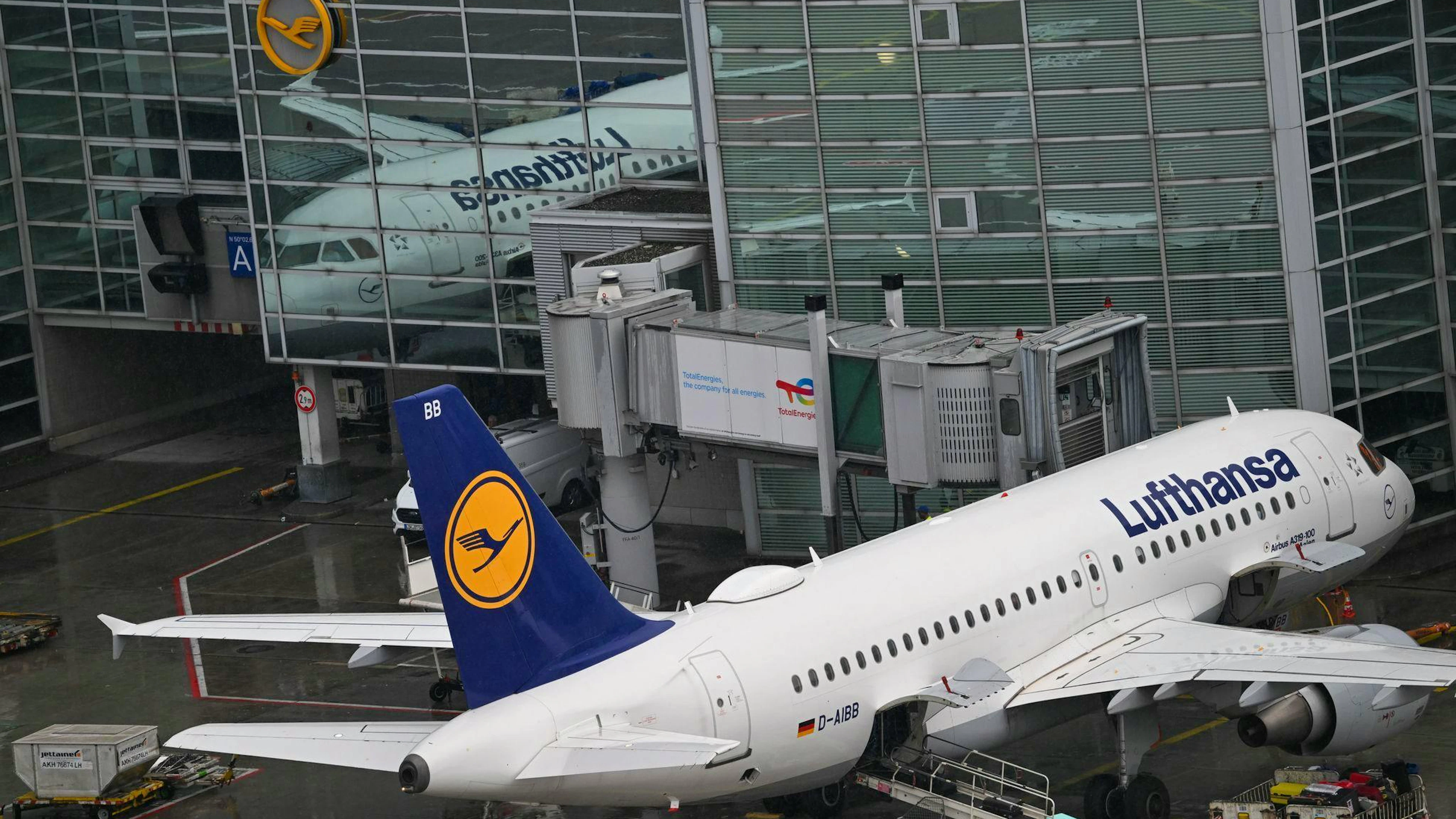 Die Frau ist am Flughafen Frankfurt festgenommen worden.