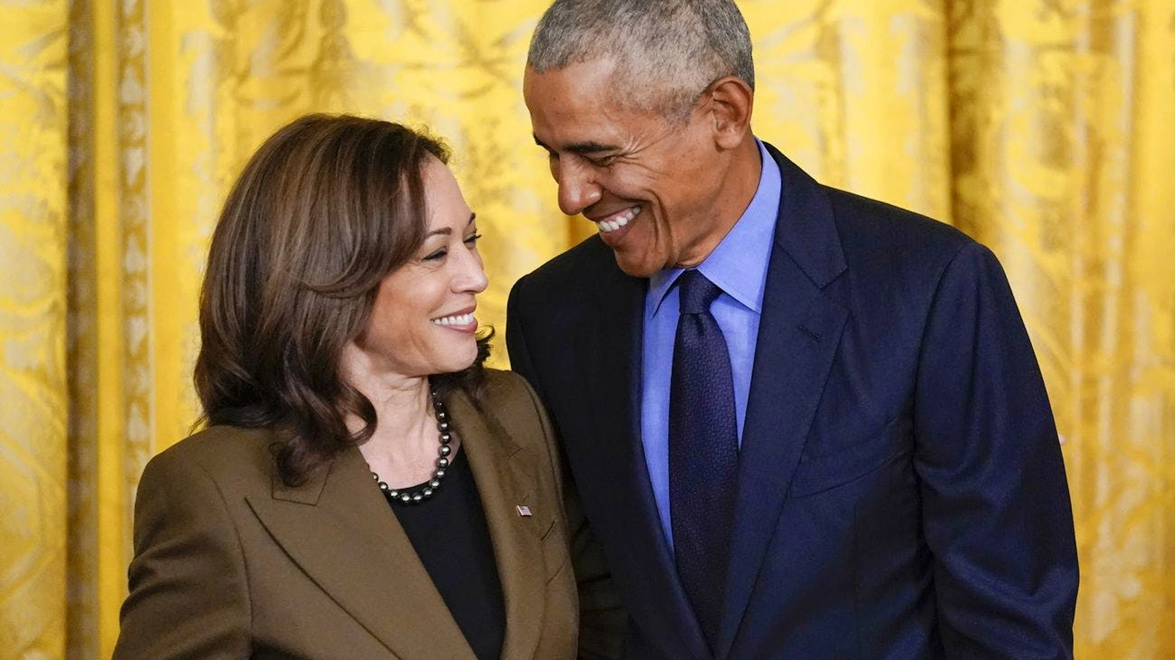 L'ex presidente Barack Obama parla con la vicepresidente Kamala Harris durante un evento sull'Affordable Care Act, nella East Room della Casa Bianca a Washington, il 5 aprile 2022 (immagine illustrativa).