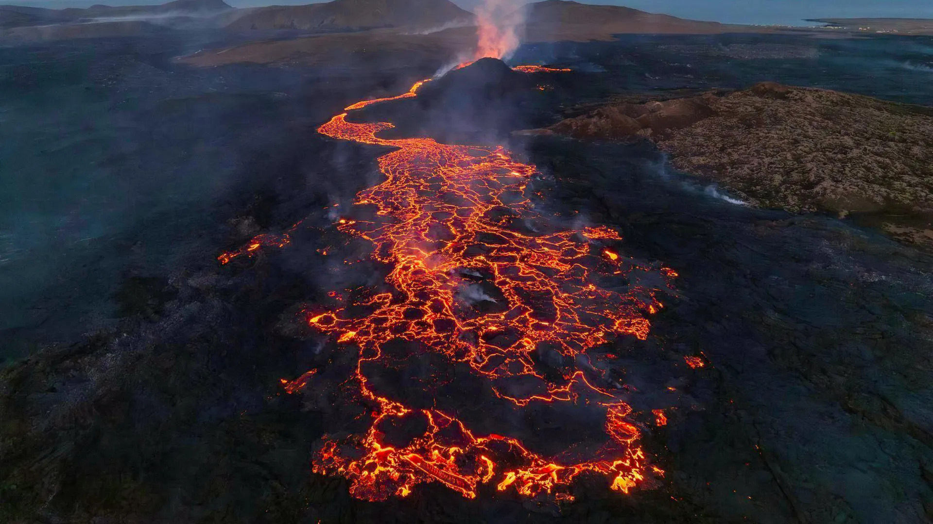 New volcanic eruption in Iceland - fishing village evacuated