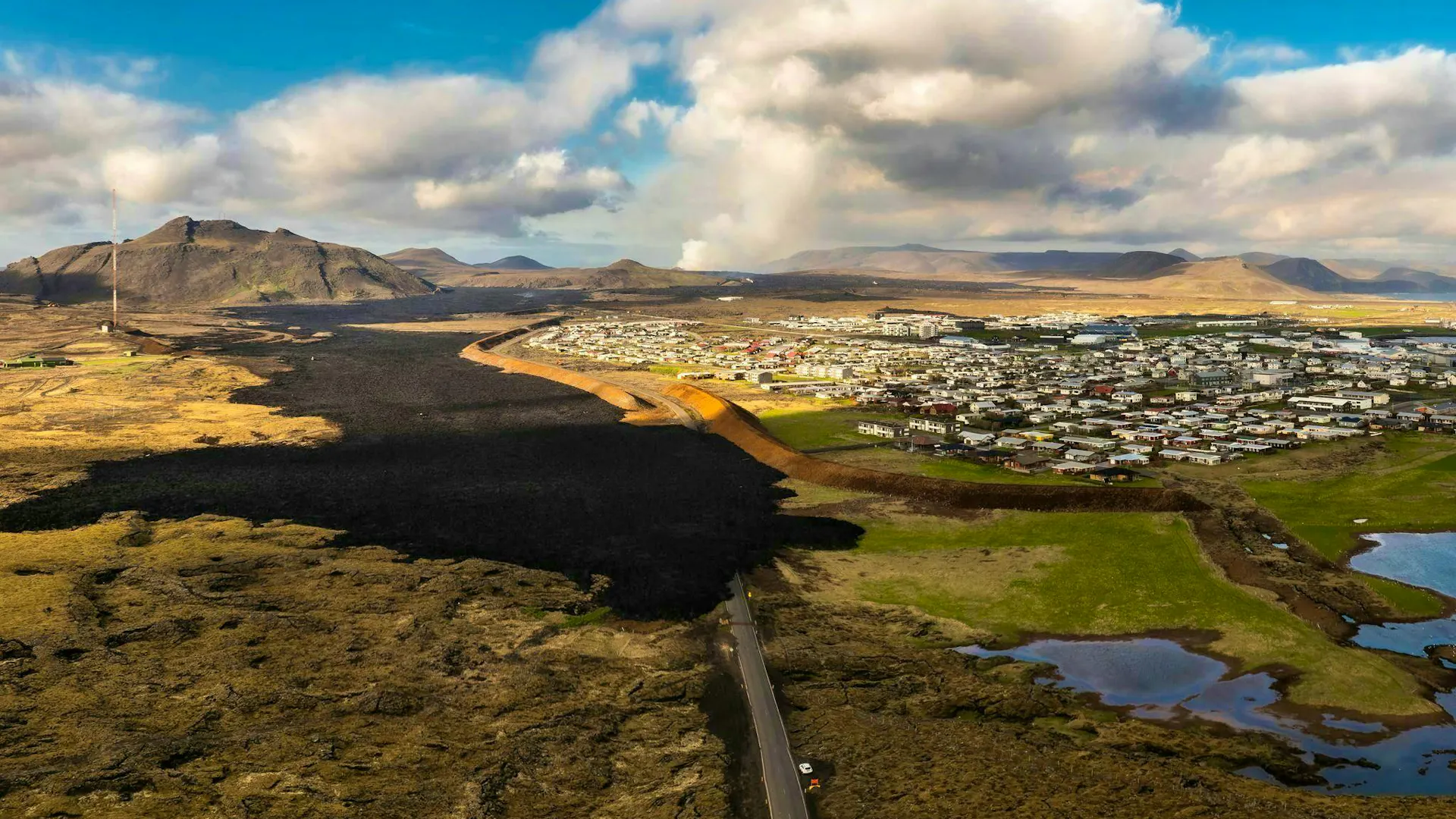 New volcanic eruption in Iceland - fishing village evacuated
