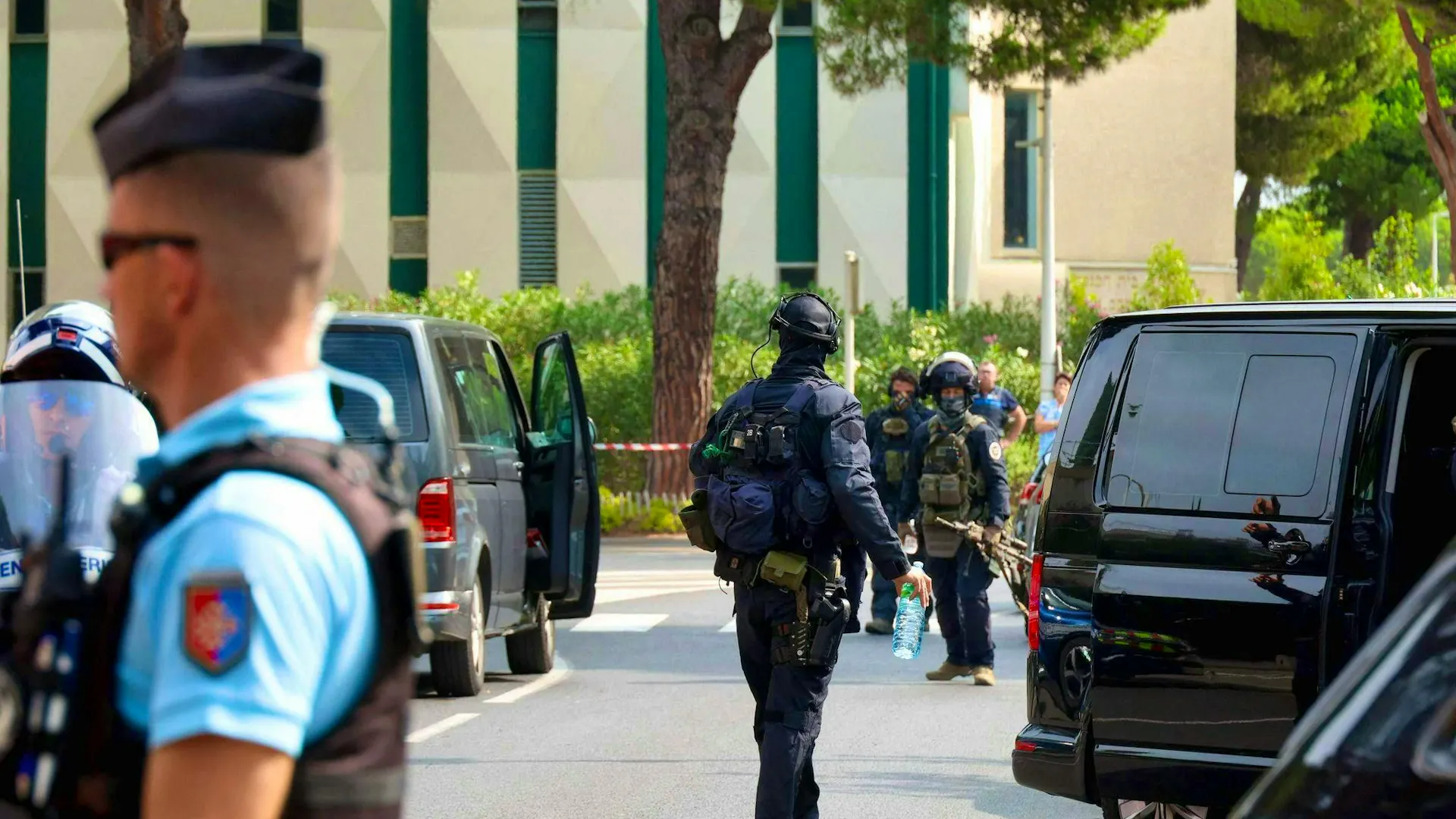 Suspected terrorism after explosion outside synagogue - one police ...