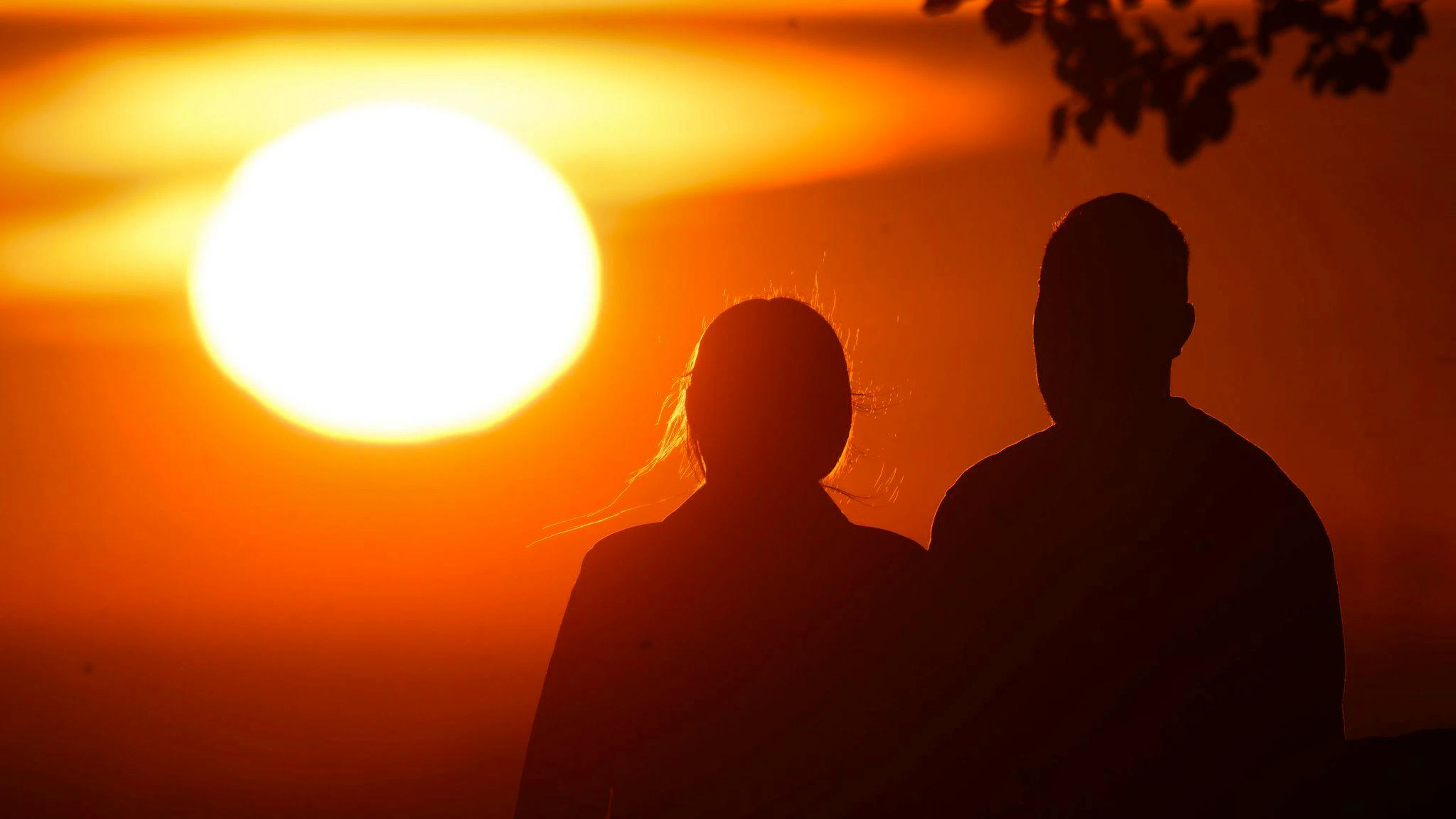 <strong>«Koi no yokan» / Japanisch</strong><br>Die Gewissheit beim ersten Kennenlernen, dass man sich irgendwann verlieben wird. Es ist nicht Liebe auf den ersten Blick, sondern die Ahnung einer zukünftigen Liebe.<br>Beispiel: Nach einem Gespräch hat man das Gefühl, dass diese Begegnung noch eine wichtige Rolle im eigenen Leben spielen wird.