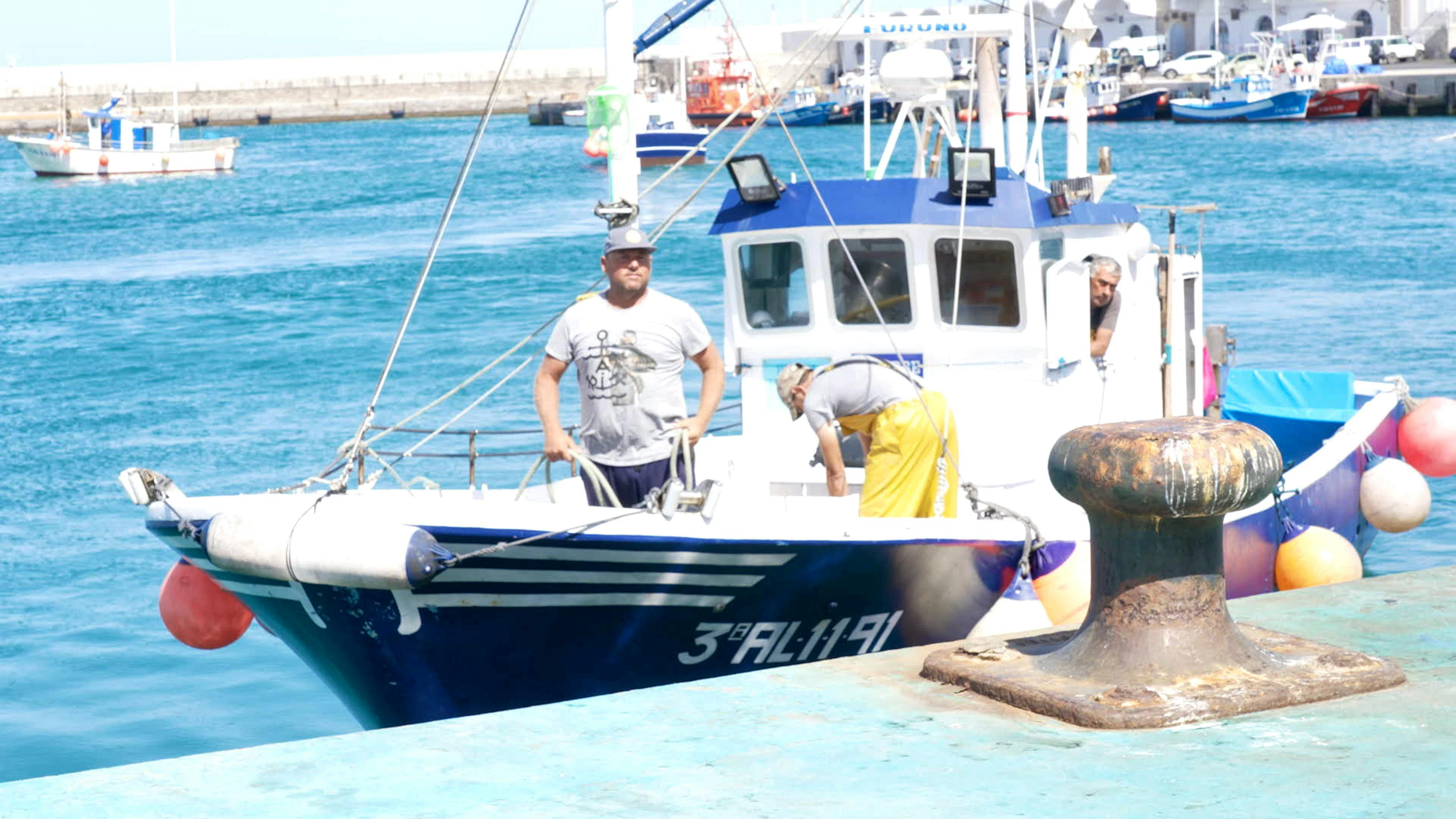 Die Fischer, wie José Antonio, leben davon und, genauso die Orcas. Sie schnappen den Thunfisch von den Fischerleinen.