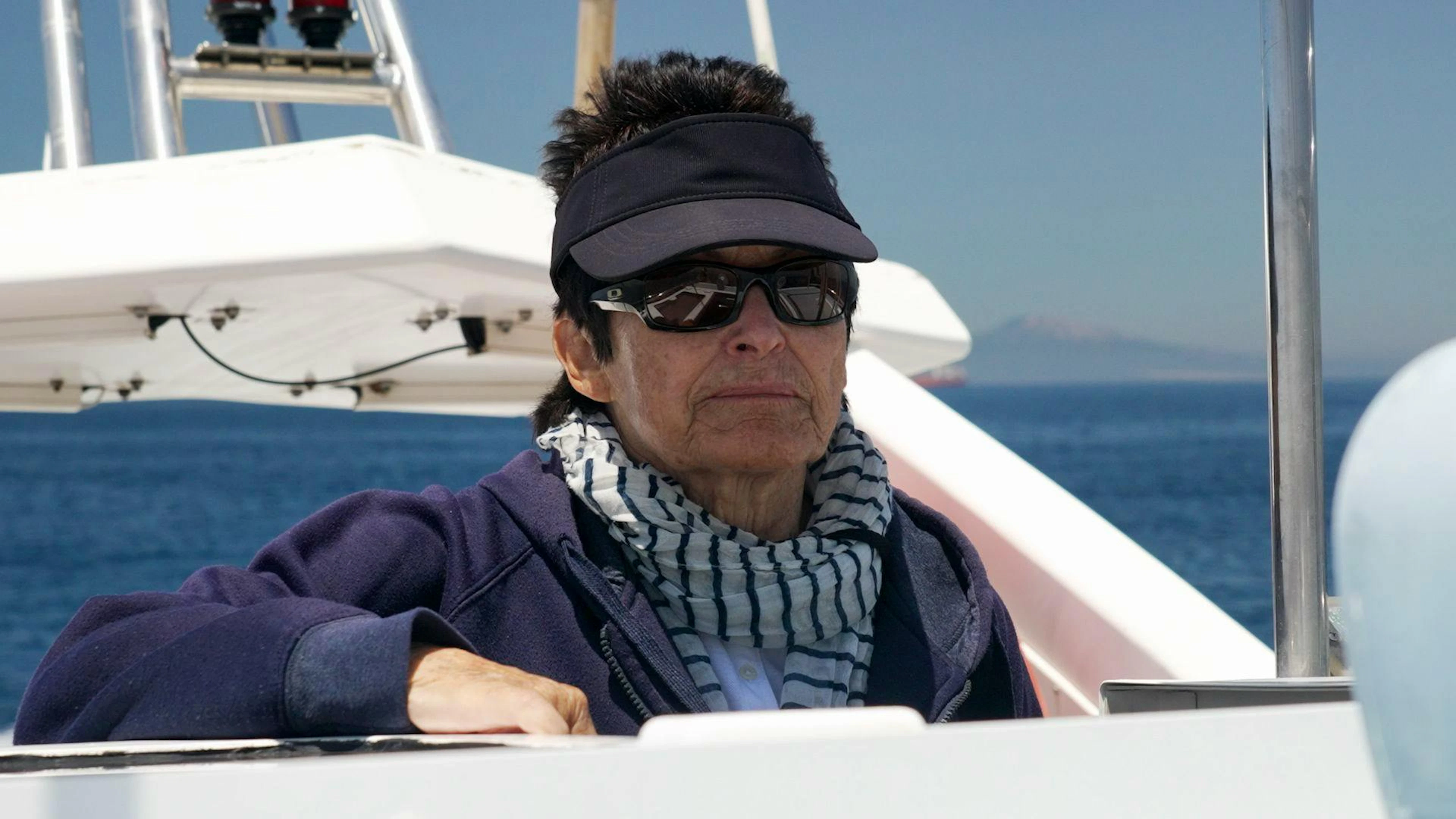 Katharina Heyer fährt täglich mit dem Boot aufs Meer, um Wale und Delfine zu beobachten.