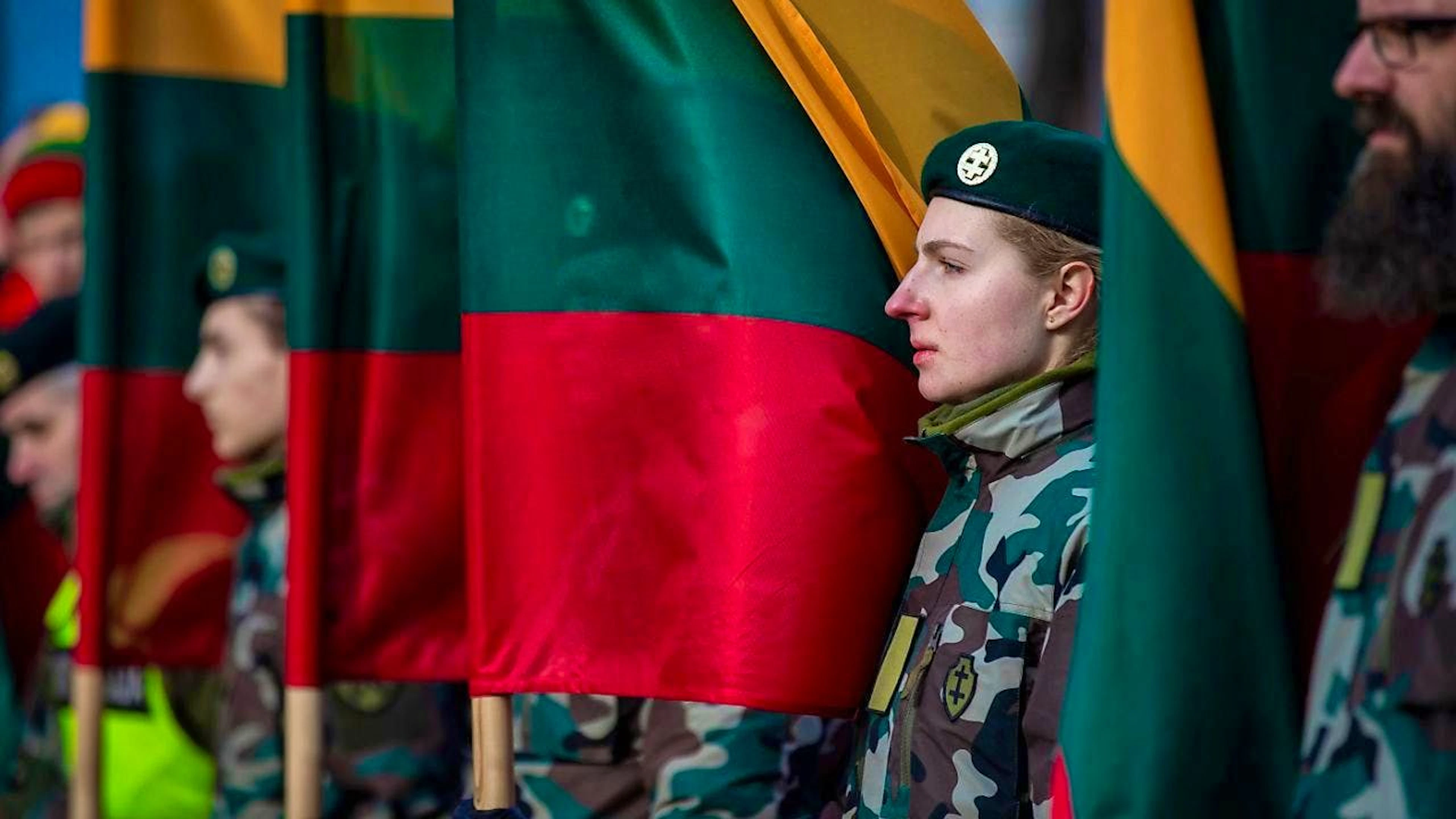 Lithuania receives German submachine guns