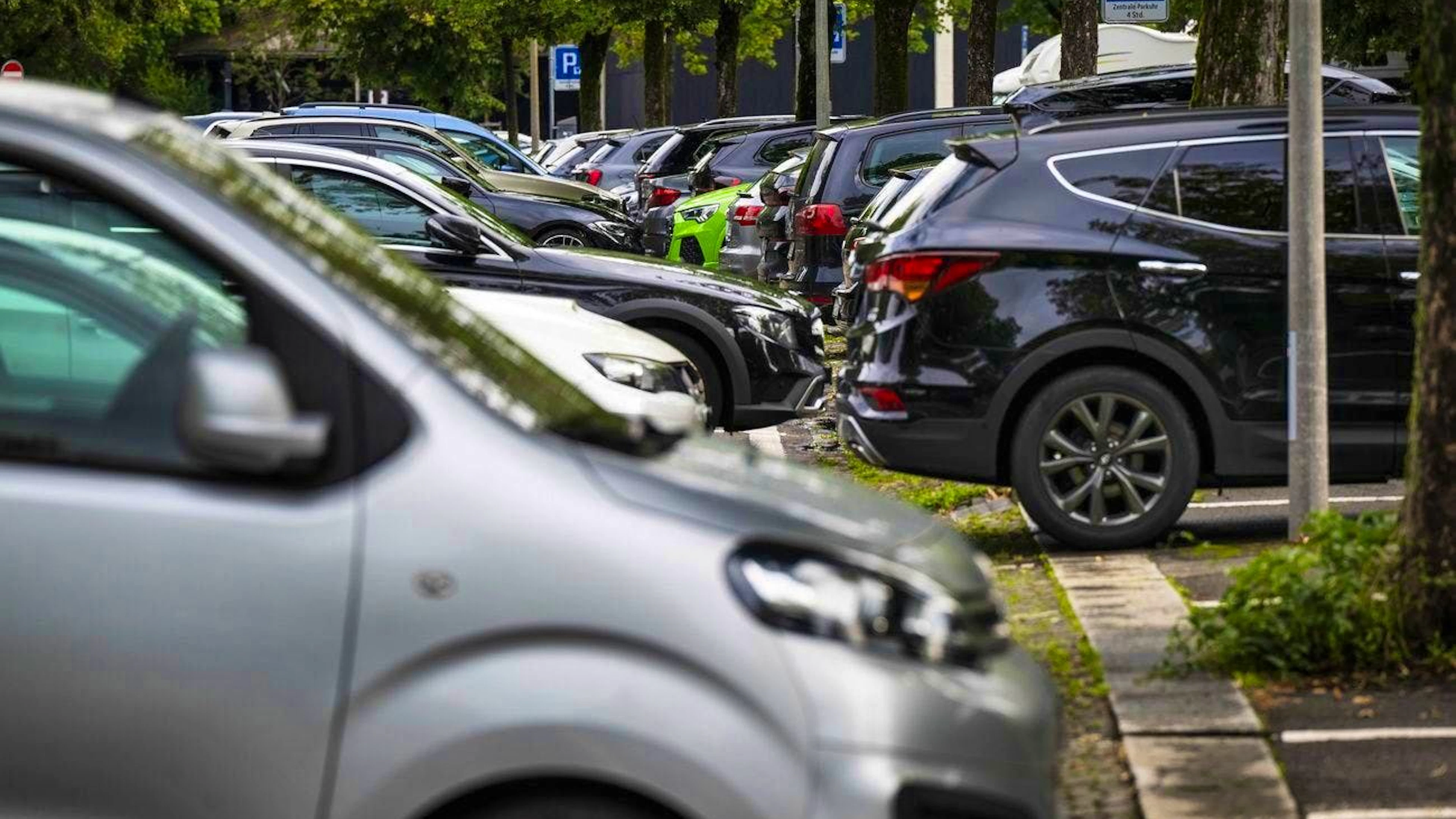 The reported parking enforcement company demanded between 80 and 100 francs from car owners for a parking violation. (symbolic image)