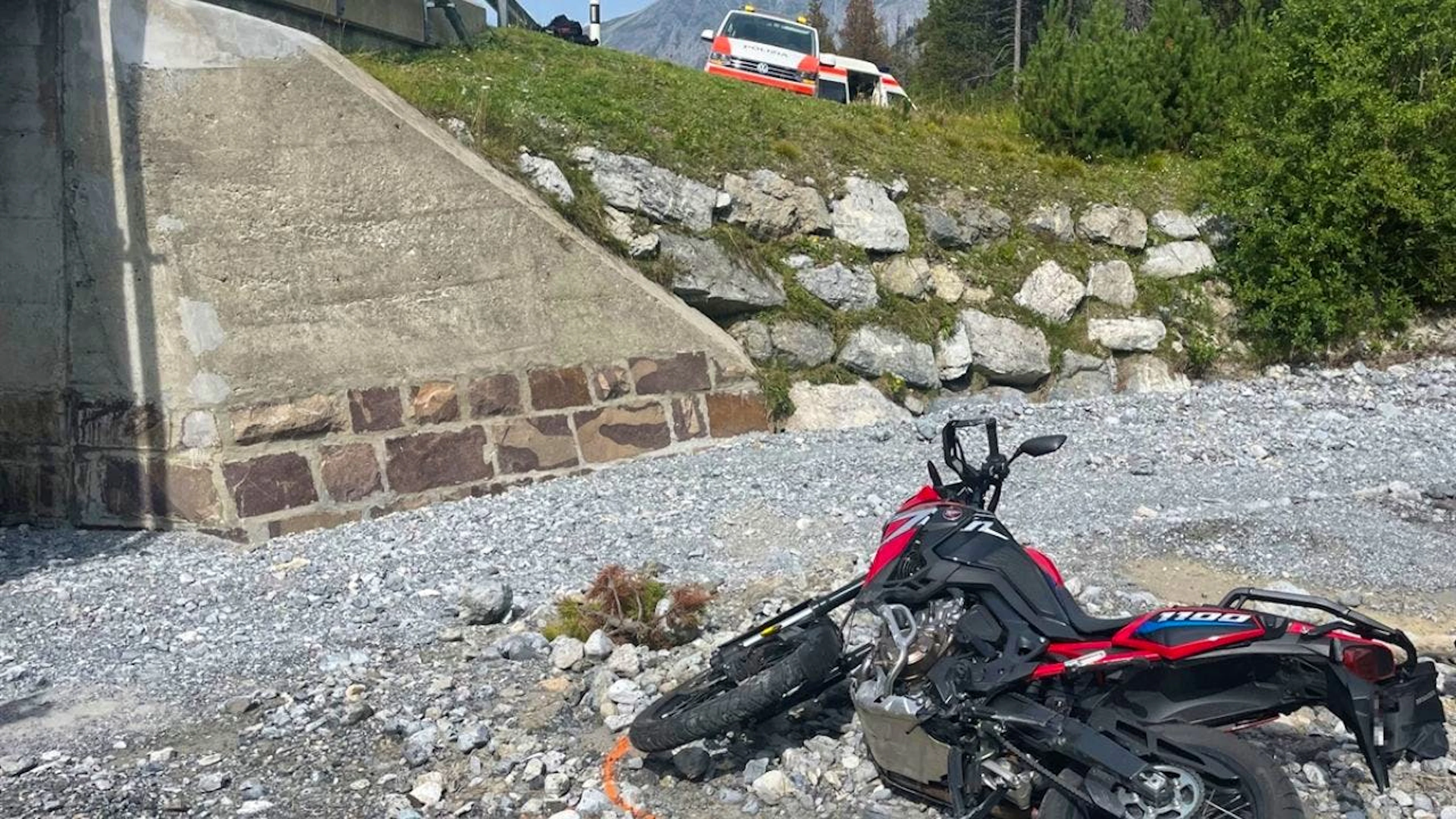 Nell'immagine la moto uscita di strada e finita nel letto del torrente.