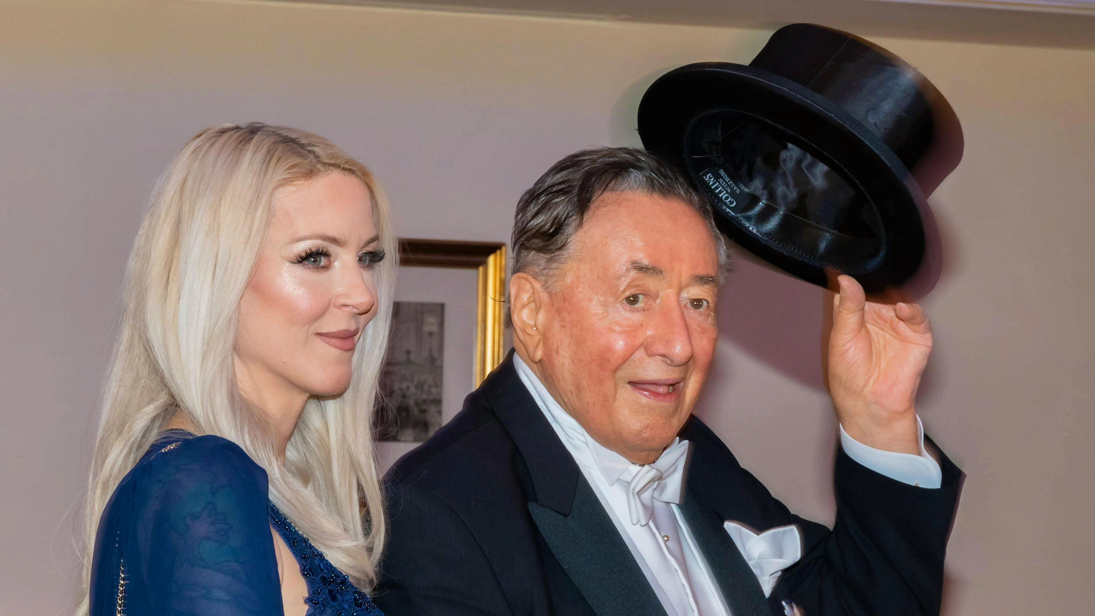 Richard Lugner starb am 12. August im Alter von 91 Jahren gestorben. Der Wiener Bauunternehmer hatte erst im Juni zum sechsten Mal geheiratet – die fast 50 Jahre jüngere Simone Reiländer.