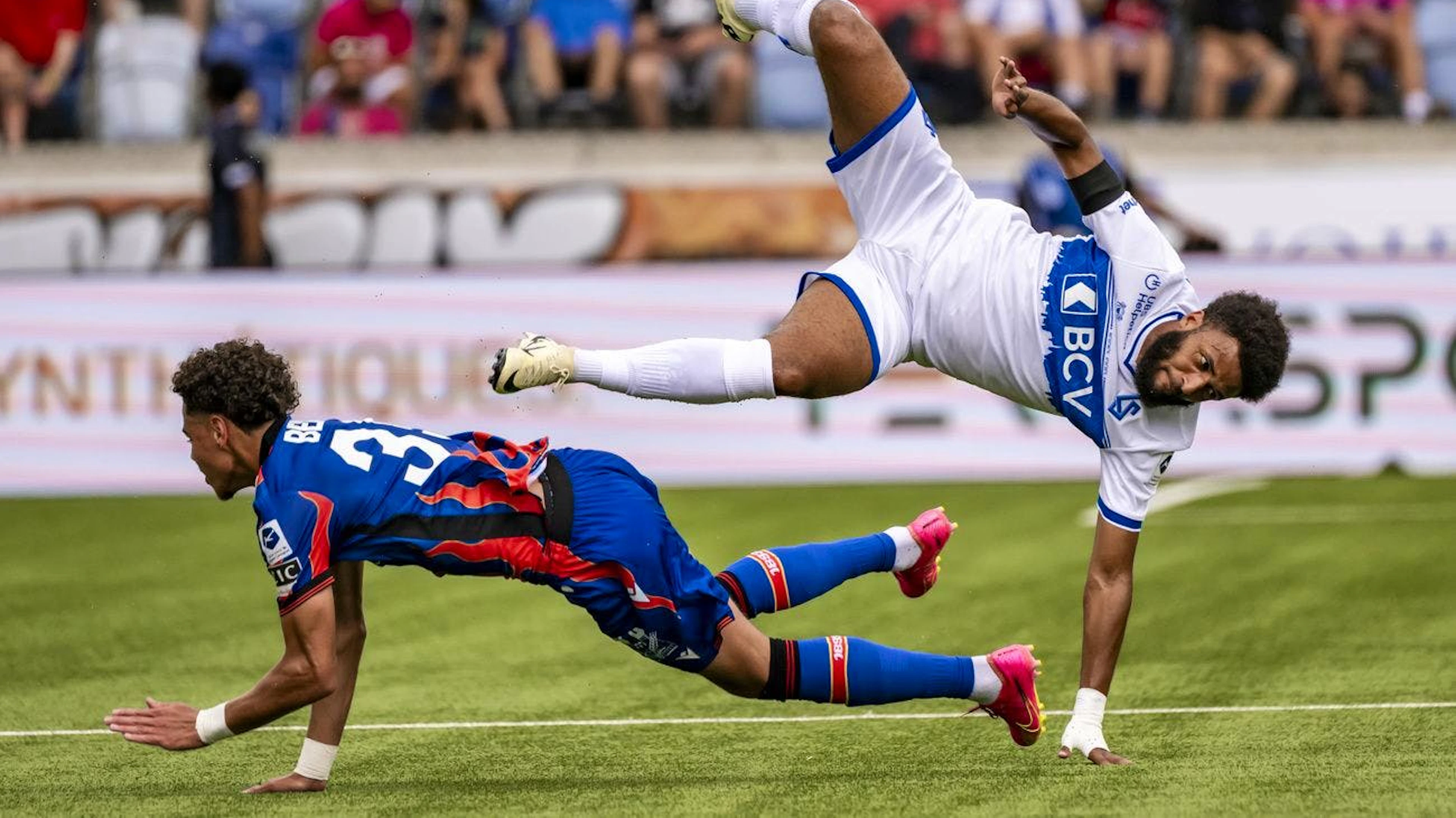 Ein besseres Foto von Roméo Beney im neuen FCB-Trikot können die Bildagenturen nicht liefern – weil Beney in dieser Saison bislang kaum zum Einsatz kam. Zum Saisonauftakt stand der 19-Jährige noch in der Startelf, an den letzten beiden Spieltagen war er nicht mal mehr im Kader.