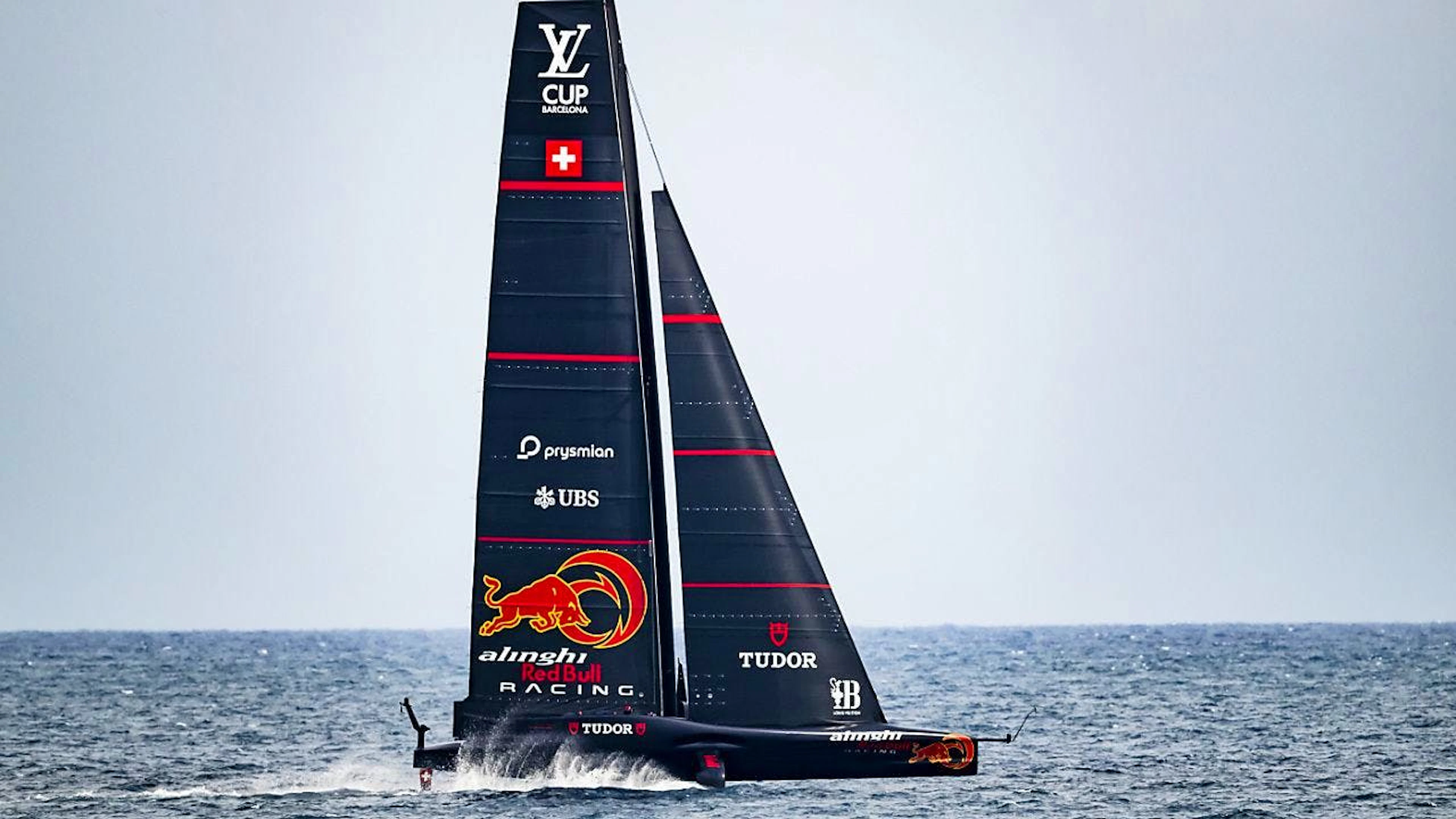 Alinghi a pris une option sur une place en demi-finale de la Coupe Louis Vuitton.