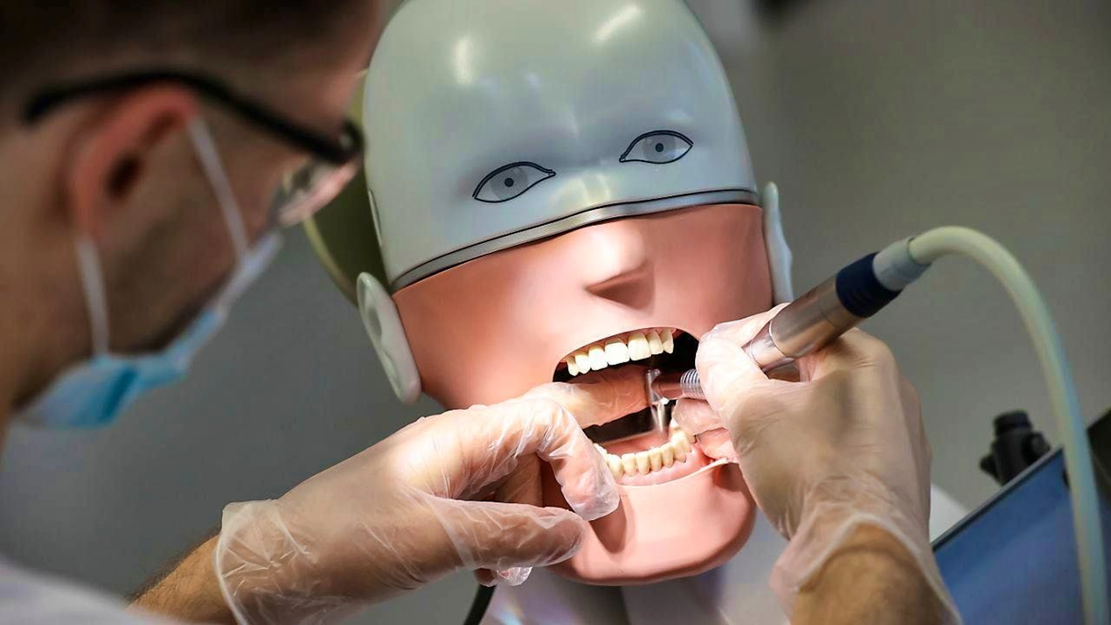 At the University of Zurich, the former director of the Center for Dental Medicine comes under fire.