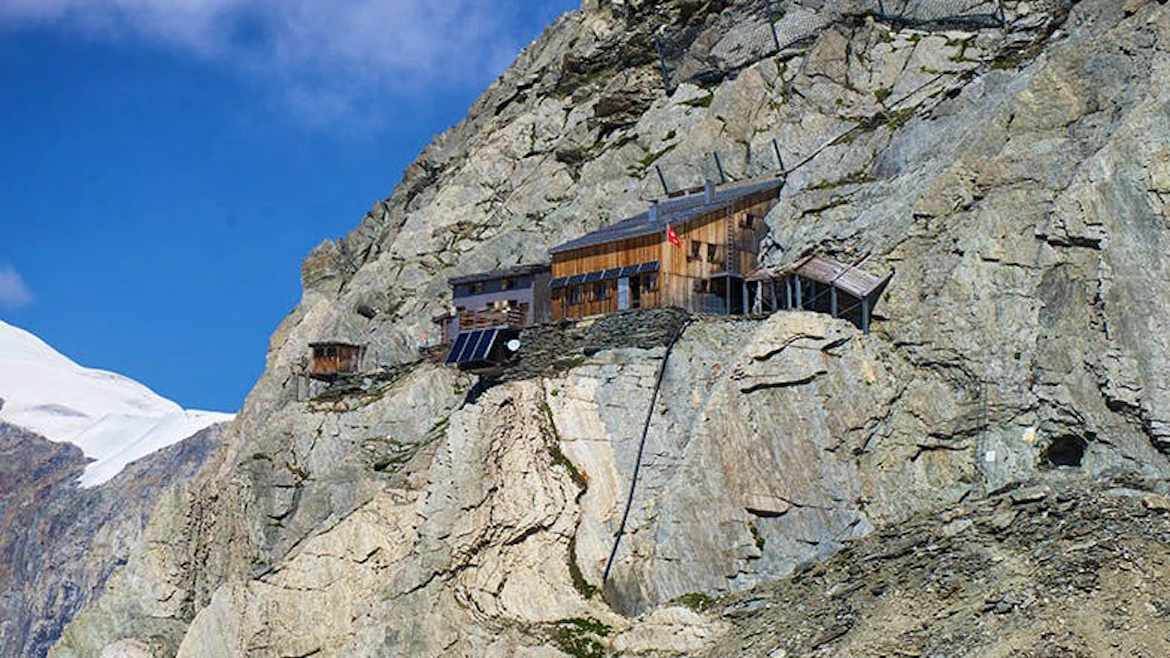 Die Oberaarjochhütte hängt wie an den Fels geklebt über dem Abgrund.