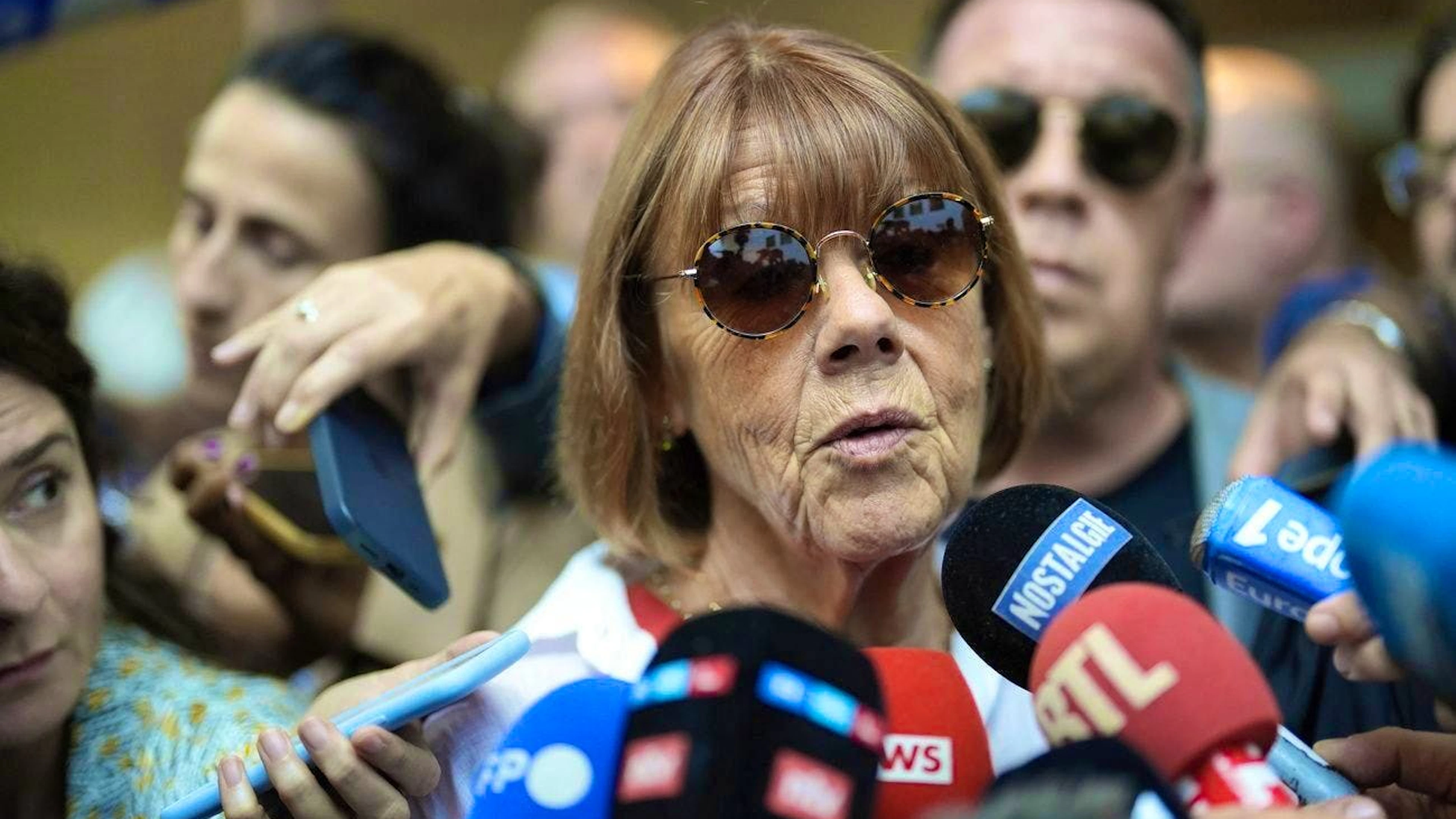 Gisèle Pélicot è stata anestetizzata e violentata dal marito per nove anni. Il processo contro di lui e 50 complici è iniziato lunedì.